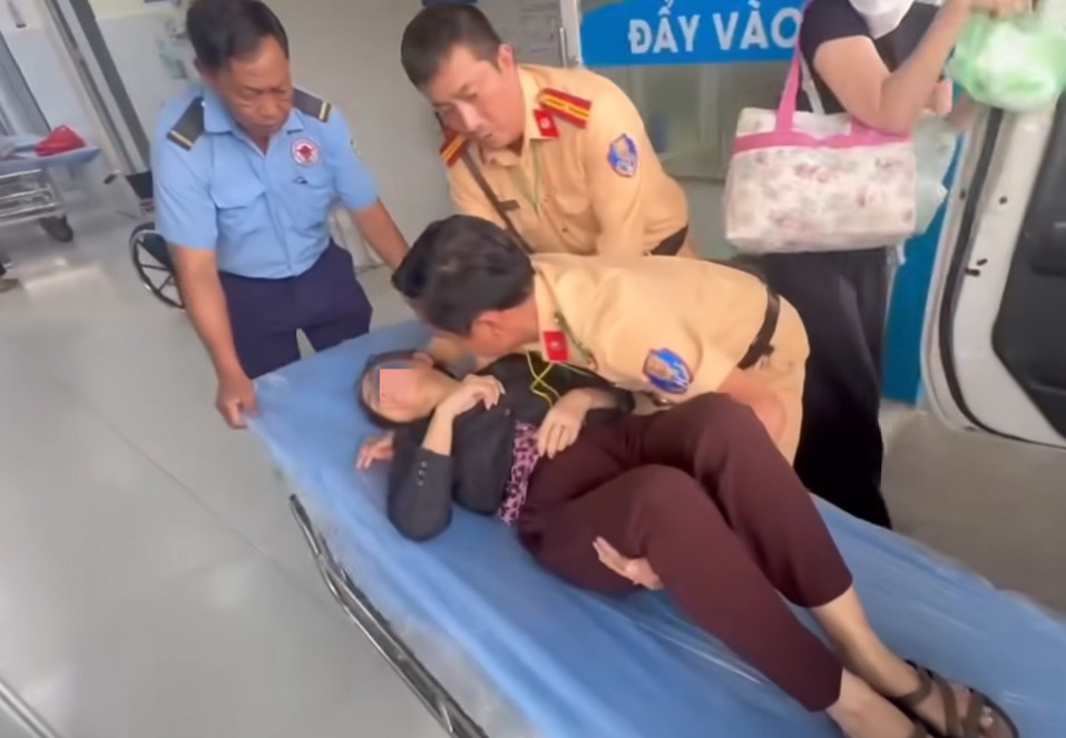 CSGT Đồng Nai kịp thời đưa người phụ nữ hôn mê đi cấp cứu- Ảnh 1.