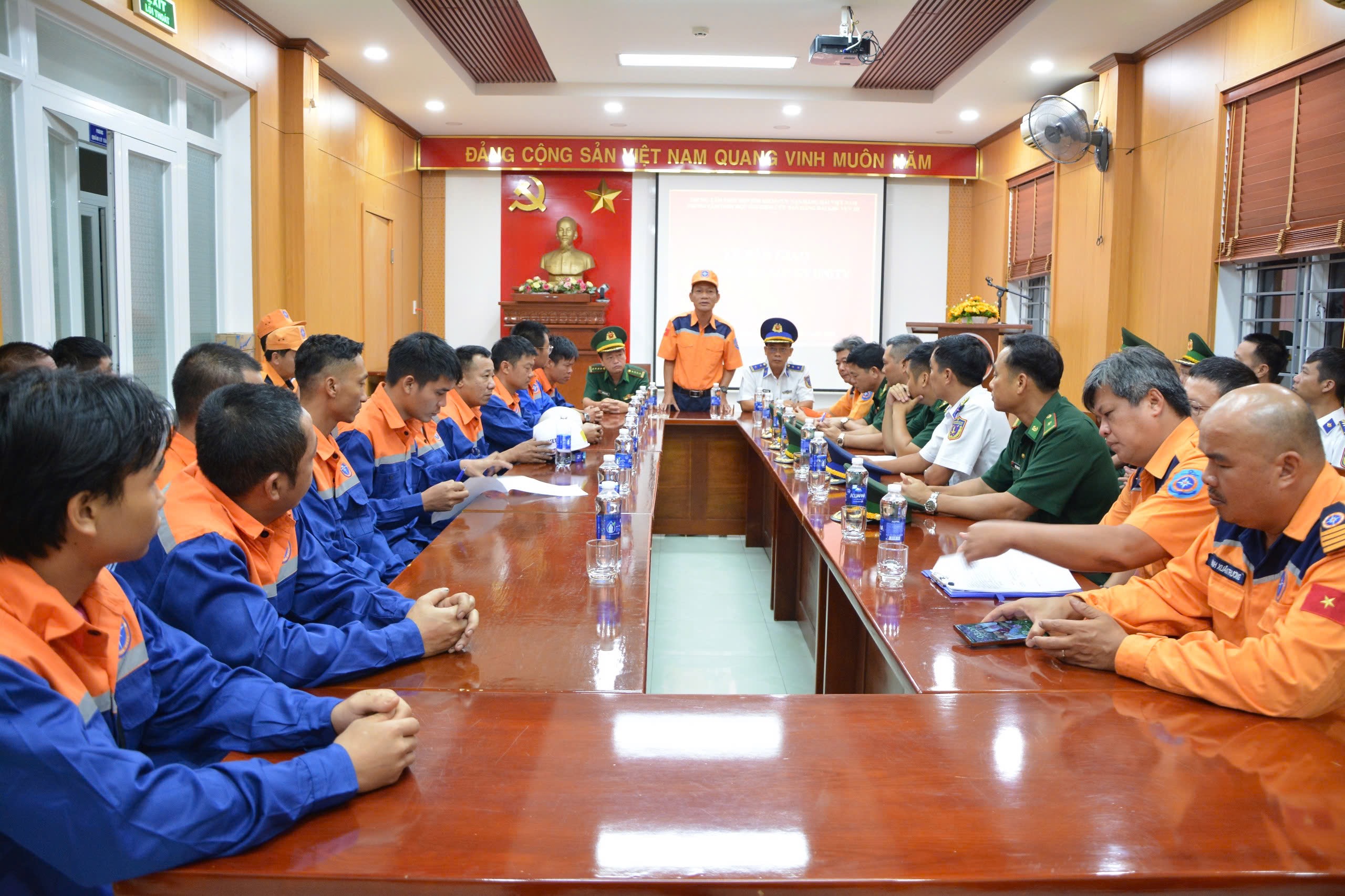 Cứu thành công 20 thuyền viên trên tàu chở dầu bị cháy trên vùng biển Vũng Tàu- Ảnh 3. Cứu thành công 20 thuyền viên trên tàu chở dầu bị cháy trên vùng biển Vũng Tàu- Ảnh 3.
