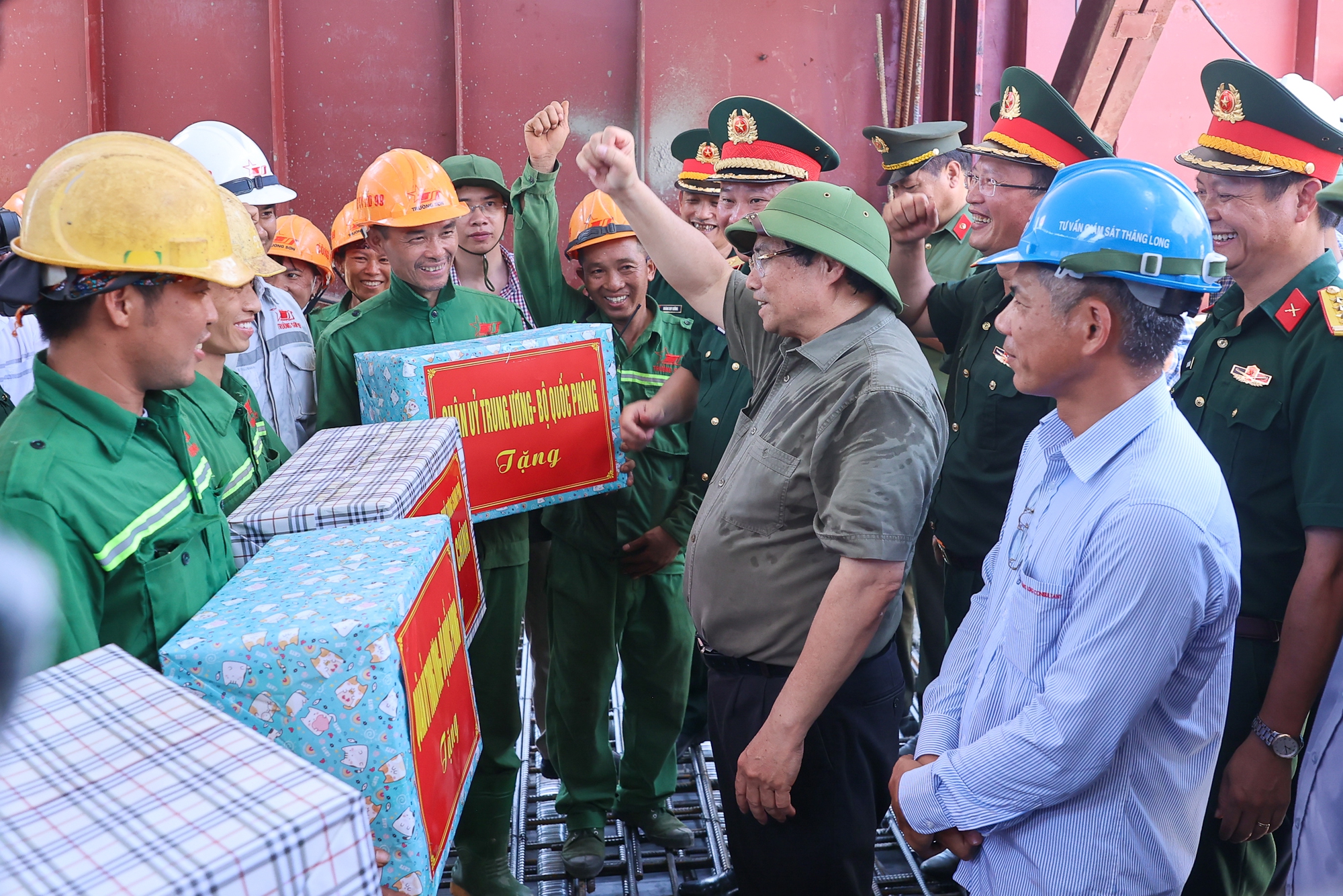 Thủ tướng kiểm tra tiến độ cầu Phong Châu, chỉ đạo xây cao tốc mới tại Phú Thọ- Ảnh 1. Thủ tướng kiểm tra tiến độ cầu Phong Châu, chỉ đạo xây cao tốc mới tại Phú Thọ- Ảnh 1.