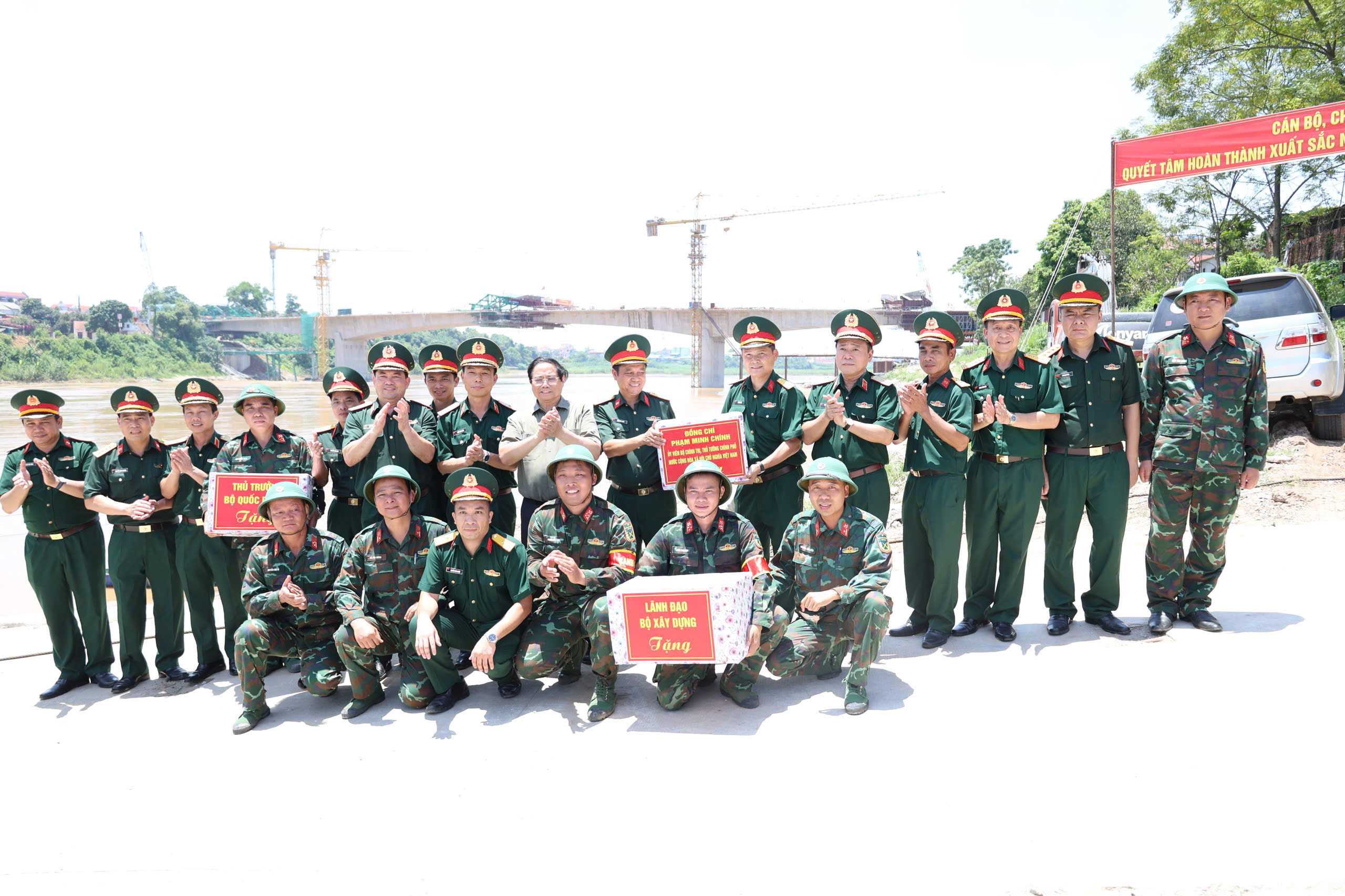 Thủ tướng kiểm tra tiến độ cầu Phong Châu, chỉ đạo xây cao tốc mới tại Phú Thọ- Ảnh 2. Thủ tướng kiểm tra tiến độ cầu Phong Châu, chỉ đạo xây cao tốc mới tại Phú Thọ- Ảnh 2.