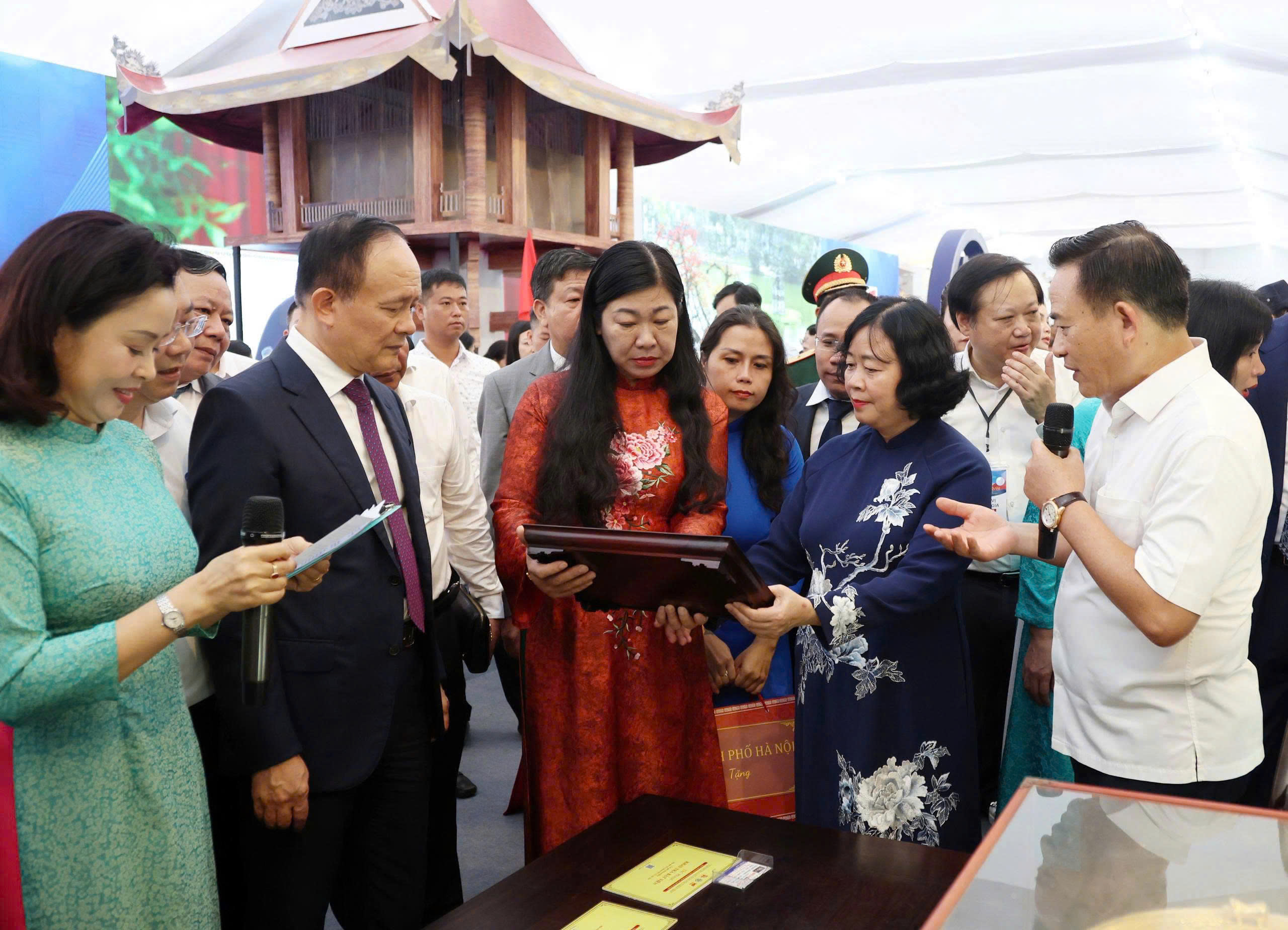 Lãnh đạo Hà Nội tham quan triển lãm không gian trưng bày hành trình phát triển của Thủ đô- Ảnh 2. Lãnh đạo Hà Nội tham quan triển lãm không gian trưng bày hành trình phát triển của Thủ đô- Ảnh 2.