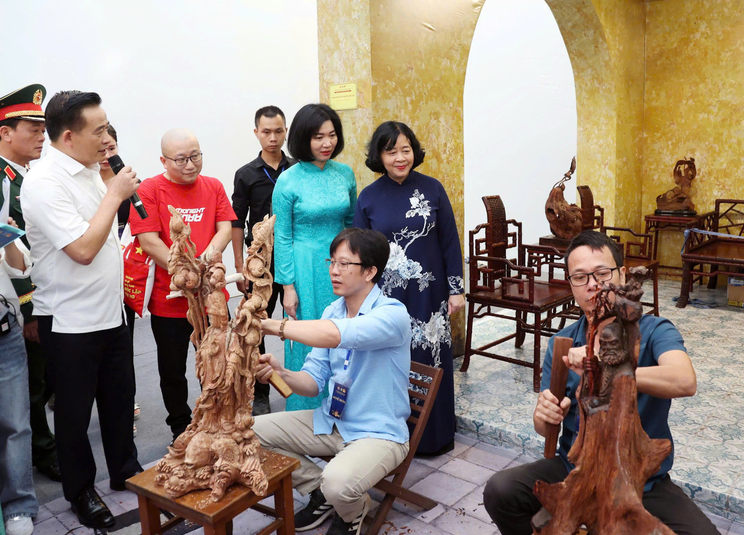 Lãnh đạo Hà Nội tham quan triển lãm không gian trưng bày hành trình phát triển của Thủ đô- Ảnh 3. Lãnh đạo Hà Nội tham quan triển lãm không gian trưng bày hành trình phát triển của Thủ đô- Ảnh 3.