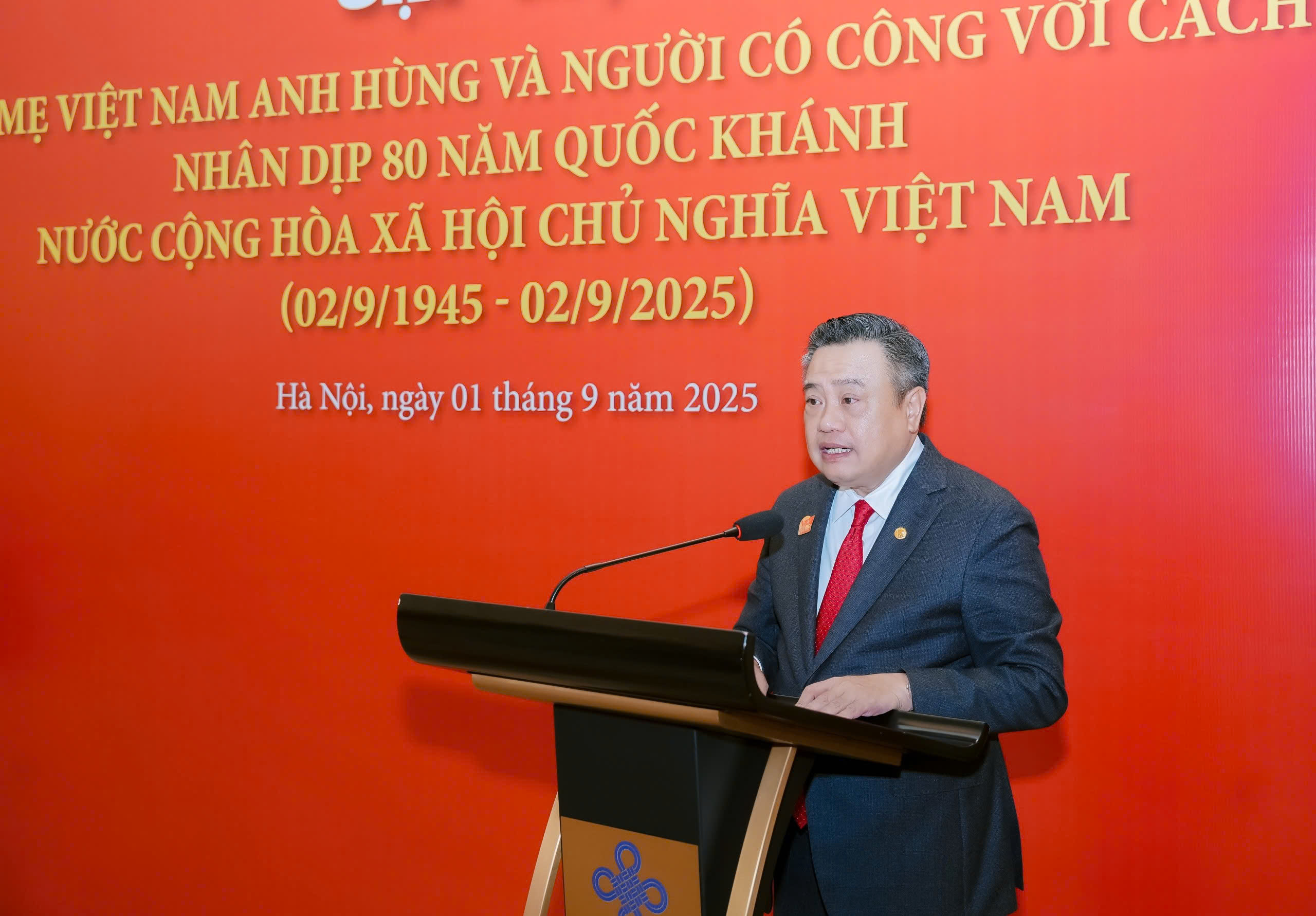 Hà Nội tri ân Mẹ Việt Nam Anh hùng, người có công nhân dịp 80 năm Quốc khánh- Ảnh 1. Hà Nội tri ân Mẹ Việt Nam Anh hùng, người có công nhân dịp 80 năm Quốc khánh- Ảnh 1.