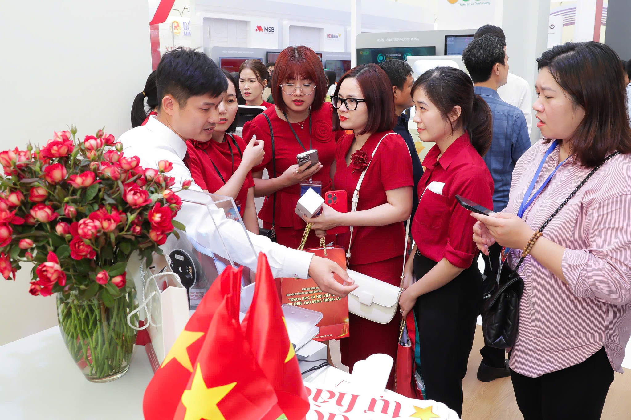 Quầy giao dịch thông minh của Agribank sẽ phủ sóng toàn quốc với 2.200 điểm giao dịch- Ảnh 5. Quầy giao dịch thông minh của Agribank sẽ phủ sóng toàn quốc với 2.200 điểm giao dịch- Ảnh 5.