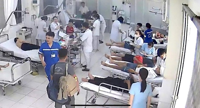 Xe tải tông đuôi xe khách trên cao tốc Nha Trang - Vân Phong, 13 người bị thương- Ảnh 1. Xe tải tông đuôi xe khách trên cao tốc Nha Trang - Vân Phong, 13 người bị thương- Ảnh 1.