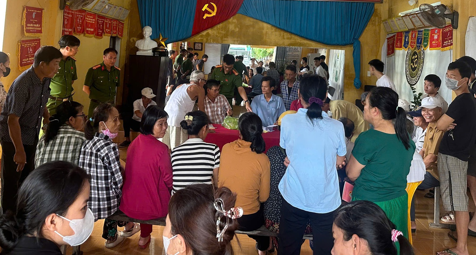 Người dân TP.HCM, Đồng Nai xếp hàng từ sáng sớm nhận quà 2/9- Ảnh 1.