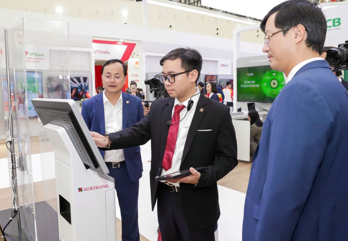 Quầy giao dịch thông minh của Agribank sẽ phủ sóng toàn quốc với 2.200 điểm giao dịch- Ảnh 2. C:\Users\ADMIN\Desktop\Agribank chuẩn bị phủ sóng Giải pháp Quầy giao dịch thông minh đến hơn 2200 điểm giao dịch\536276483_1187358963419047_2013484235913943678_n.jpg