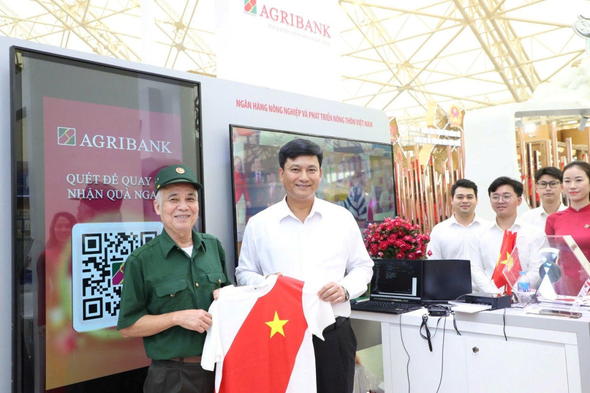 Quầy giao dịch thông minh của Agribank sẽ phủ sóng toàn quốc với 2.200 điểm giao dịch- Ảnh 3. C:\Users\ADMIN\Desktop\Agribank chuẩn bị phủ sóng Giải pháp Quầy giao dịch thông minh đến hơn 2200 điểm giao dịch\536276141_1188359639985646_5794738614720010074_n.jpg