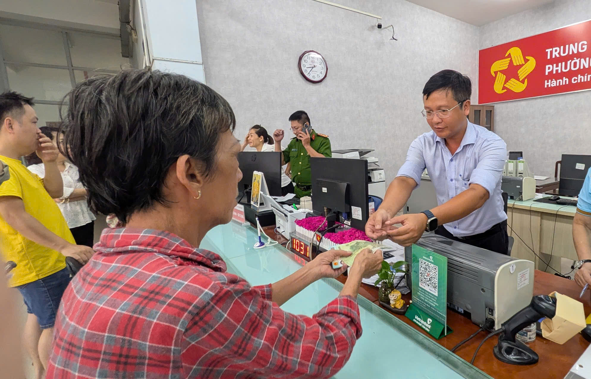 Người dân TP.HCM, Đồng Nai xếp hàng từ sáng sớm nhận quà 2/9- Ảnh 2.