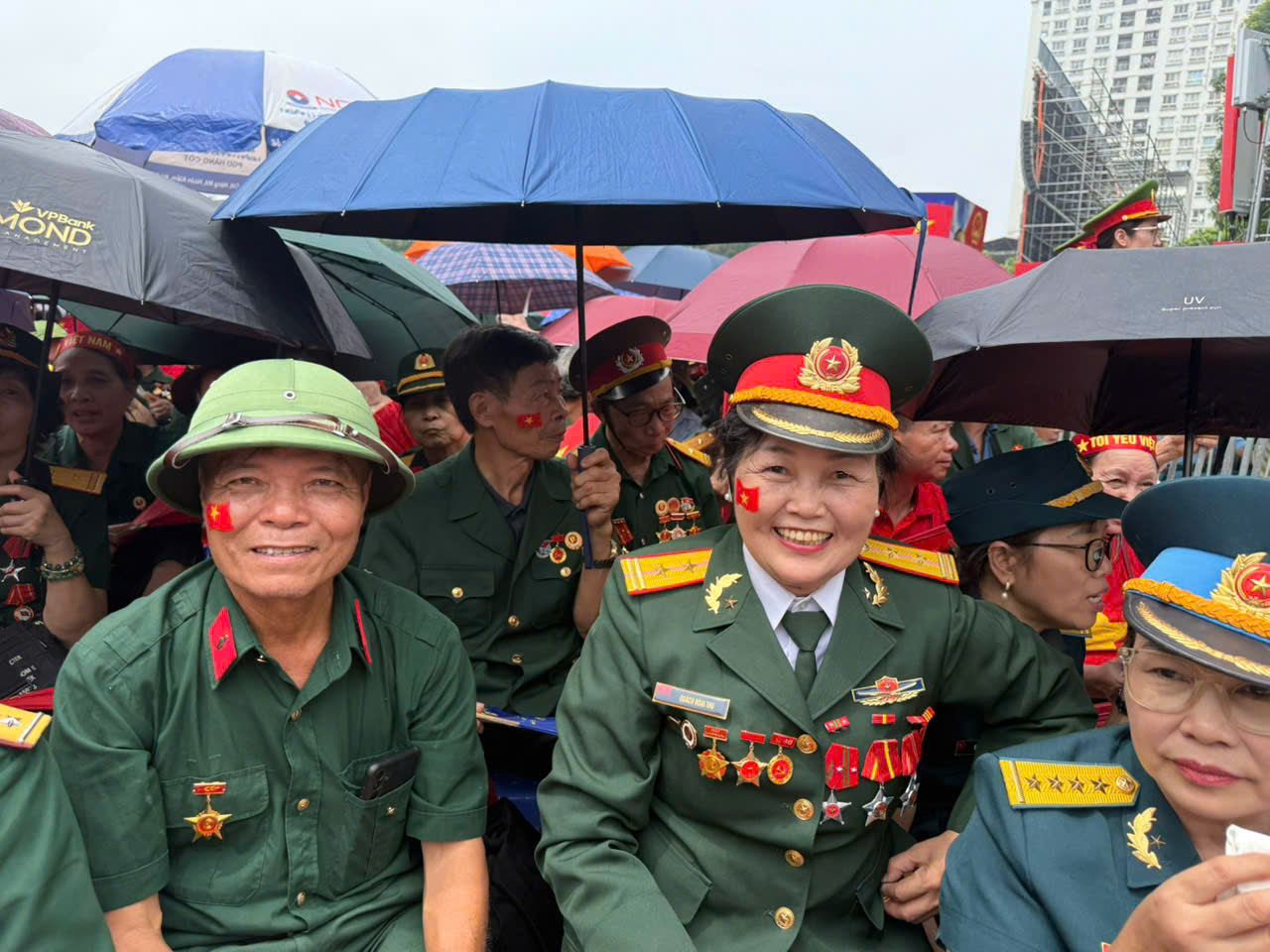 Biển người ken đặc các tuyến phố quanh Ba Đình, giữ chỗ chờ xem diễu binh, diễu hành- Ảnh 11. Biển người ken đặc các tuyến phố quanh Ba Đình, giữ chỗ chờ xem diễu binh, diễu hành- Ảnh 11.