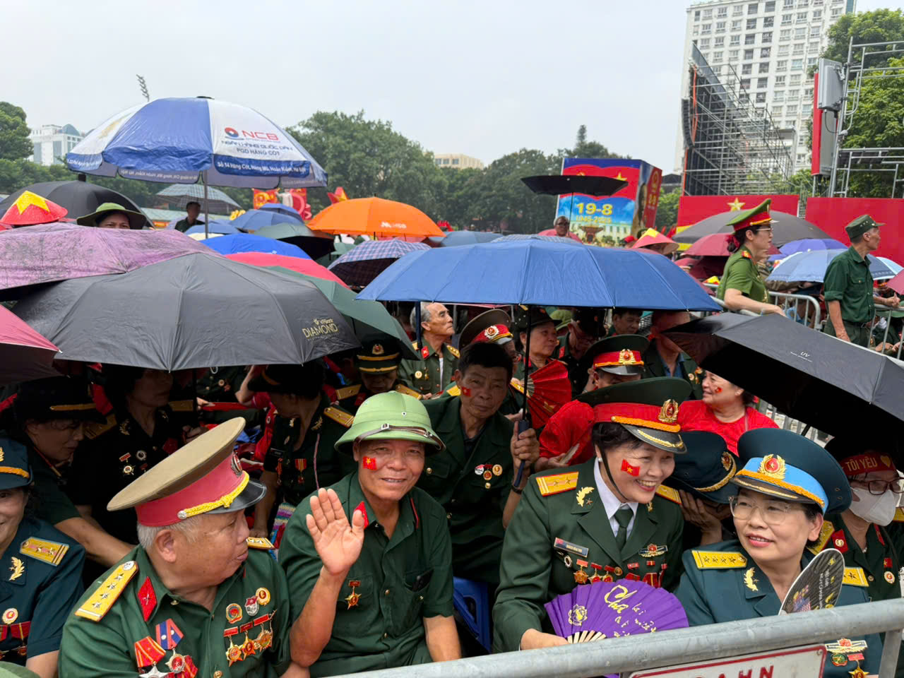 Biển người ken đặc các tuyến phố quanh Ba Đình, giữ chỗ chờ xem diễu binh, diễu hành- Ảnh 13. Biển người ken đặc các tuyến phố quanh Ba Đình, giữ chỗ chờ xem diễu binh, diễu hành- Ảnh 13.