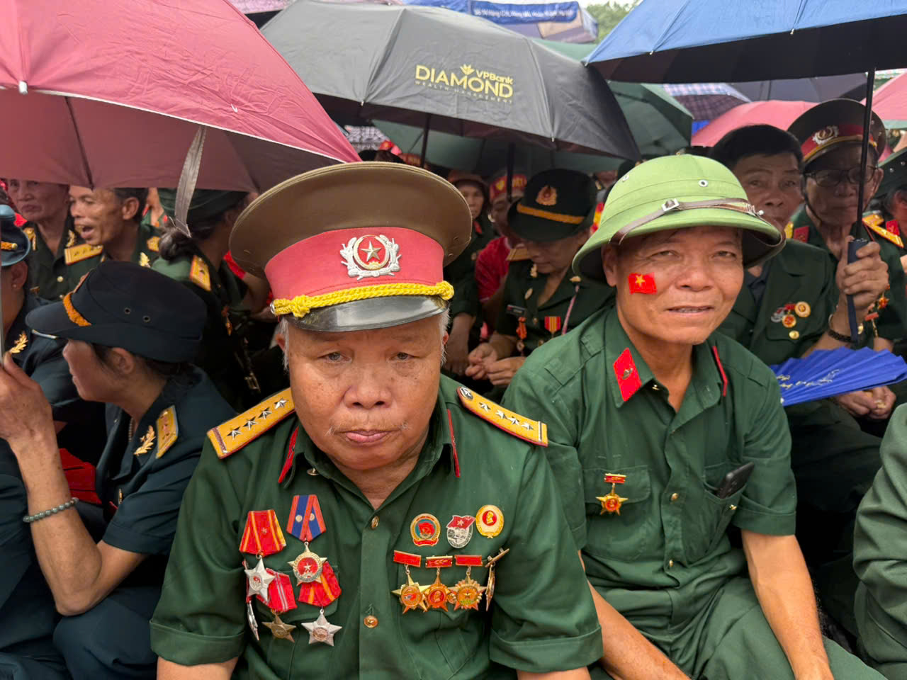 Biển người ken đặc các tuyến phố quanh Ba Đình, giữ chỗ chờ xem diễu binh, diễu hành- Ảnh 14. Biển người ken đặc các tuyến phố quanh Ba Đình, giữ chỗ chờ xem diễu binh, diễu hành- Ảnh 14.