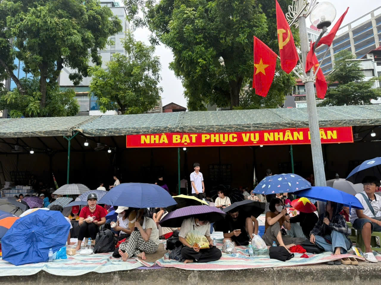 Biển người ken đặc các tuyến phố quanh Ba Đình, giữ chỗ chờ xem diễu binh, diễu hành- Ảnh 8. Biển người ken đặc các tuyến phố quanh Ba Đình, giữ chỗ chờ xem diễu binh, diễu hành- Ảnh 8.