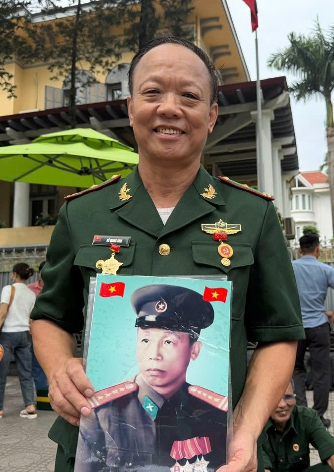 Biển người ken đặc các tuyến phố quanh Ba Đình, giữ chỗ chờ xem diễu binh, diễu hành- Ảnh 15. Biển người ken đặc các tuyến phố quanh Ba Đình, giữ chỗ chờ xem diễu binh, diễu hành- Ảnh 15.