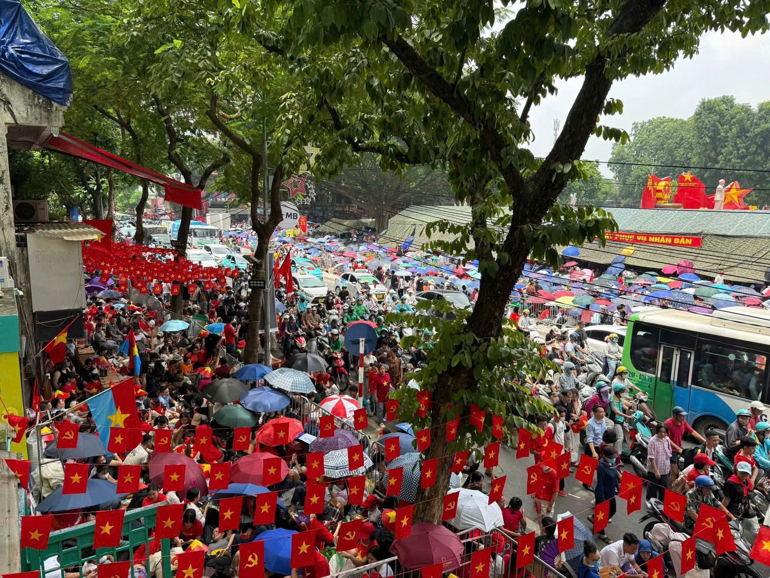 Biển người ken đặc các tuyến phố quanh Ba Đình, giữ chỗ chờ xem diễu binh, diễu hành- Ảnh 1. Biển người ken đặc các tuyến phố quanh Ba Đình, giữ chỗ chờ xem diễu binh, diễu hành- Ảnh 1.