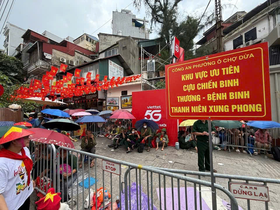 Biển người ken đặc các tuyến phố quanh Ba Đình, giữ chỗ chờ xem diễu binh, diễu hành- Ảnh 10. Biển người ken đặc các tuyến phố quanh Ba Đình, giữ chỗ chờ xem diễu binh, diễu hành- Ảnh 10.