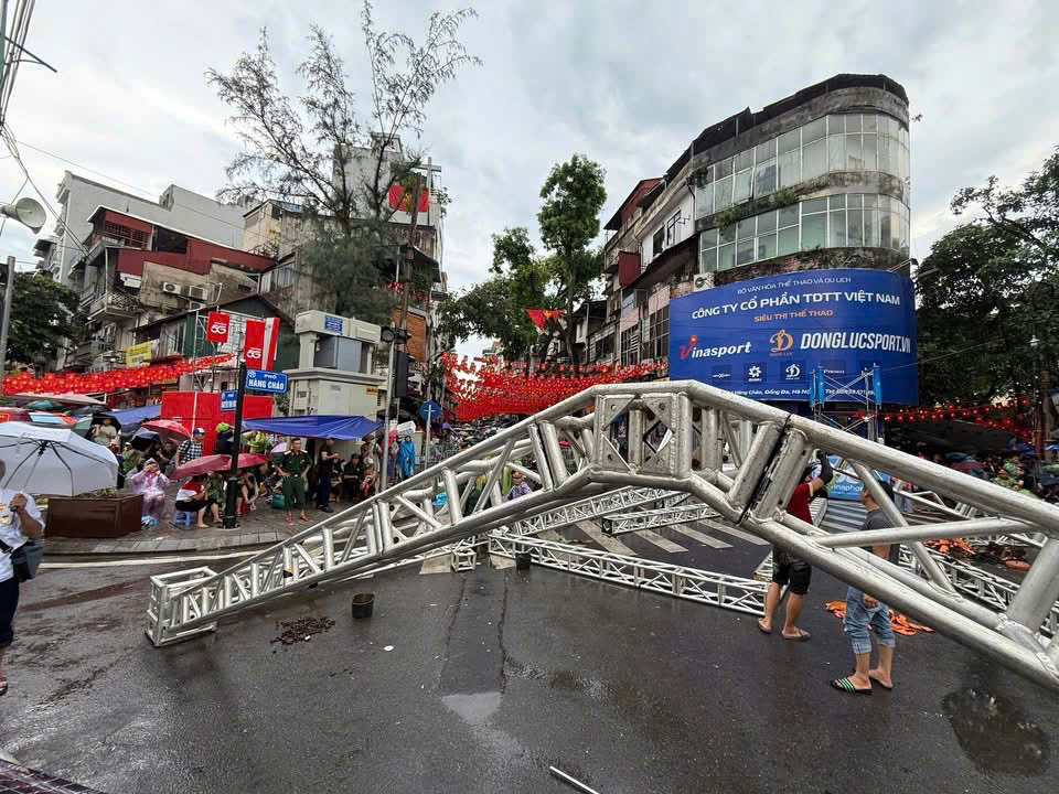 Cấp tốc bổ sung rạp che mưa nắng phục vụ cựu chiến binh xem diễu binh, diễu hành- Ảnh 8. Cấp tốc bổ sung rạp che mưa nắng phục vụ cựu chiến binh xem diễu binh, diễu hành- Ảnh 8.