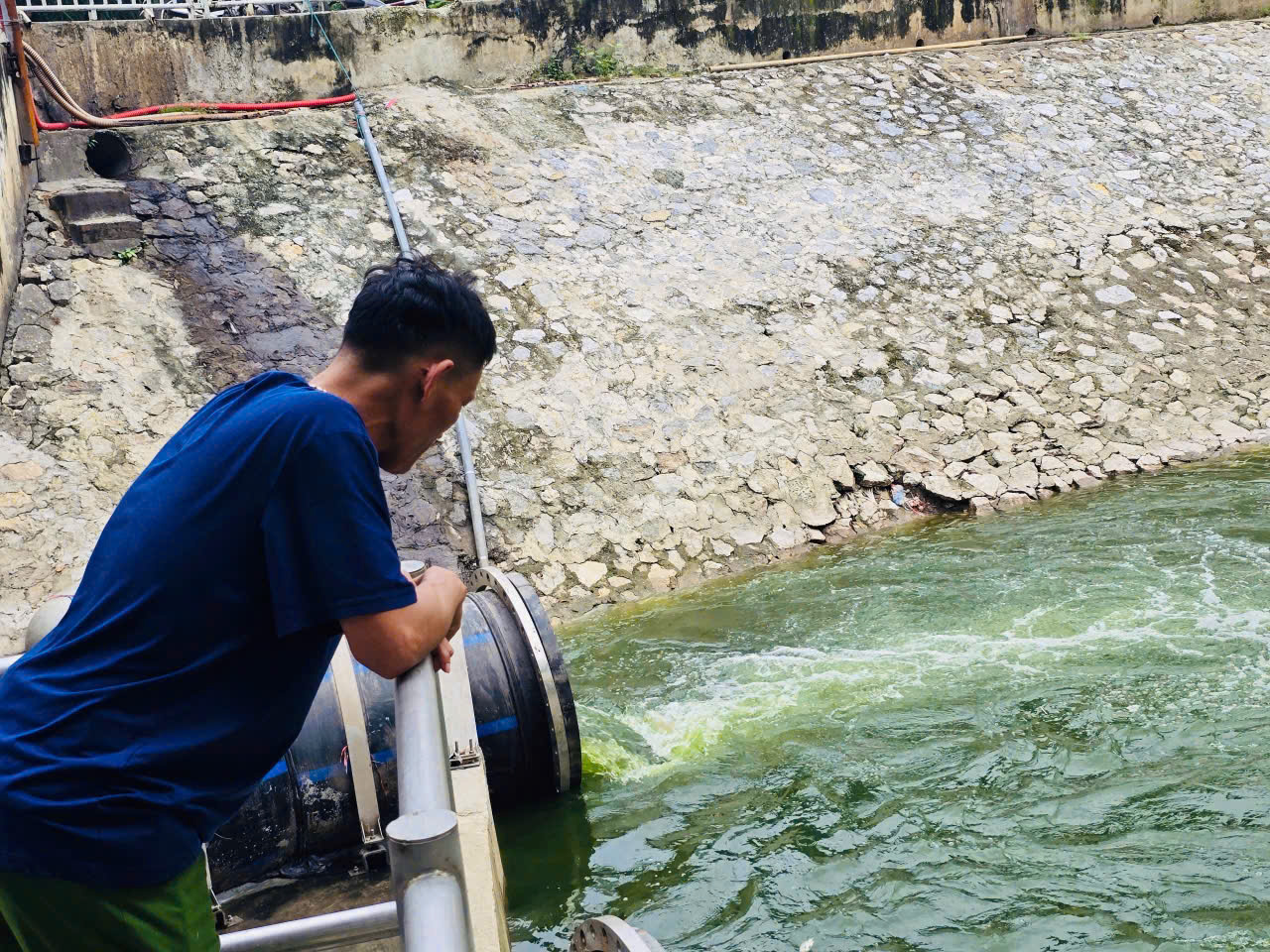 Người dân Thủ đô ngỡ ngàng khi thấy sông Tô Lịch đổi màu trong xanh- Ảnh 9. Người dân Thủ đô ngỡ ngàng khi thấy sông Tô Lịch đổi màu trong xanh- Ảnh 9.