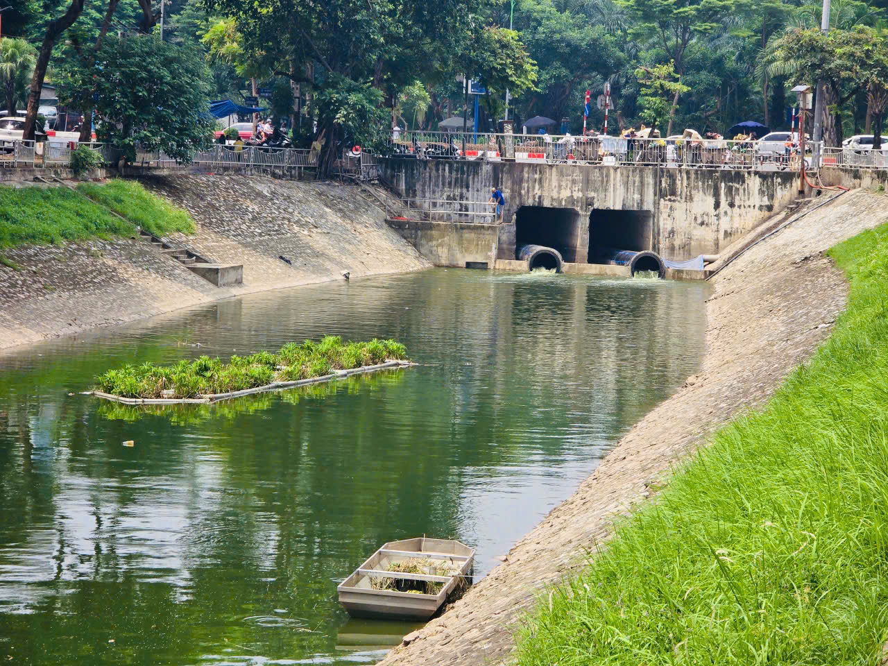 Người dân Thủ đô ngỡ ngàng khi thấy sông Tô Lịch đổi màu trong xanh- Ảnh 12. Người dân Thủ đô ngỡ ngàng khi thấy sông Tô Lịch đổi màu trong xanh- Ảnh 12.