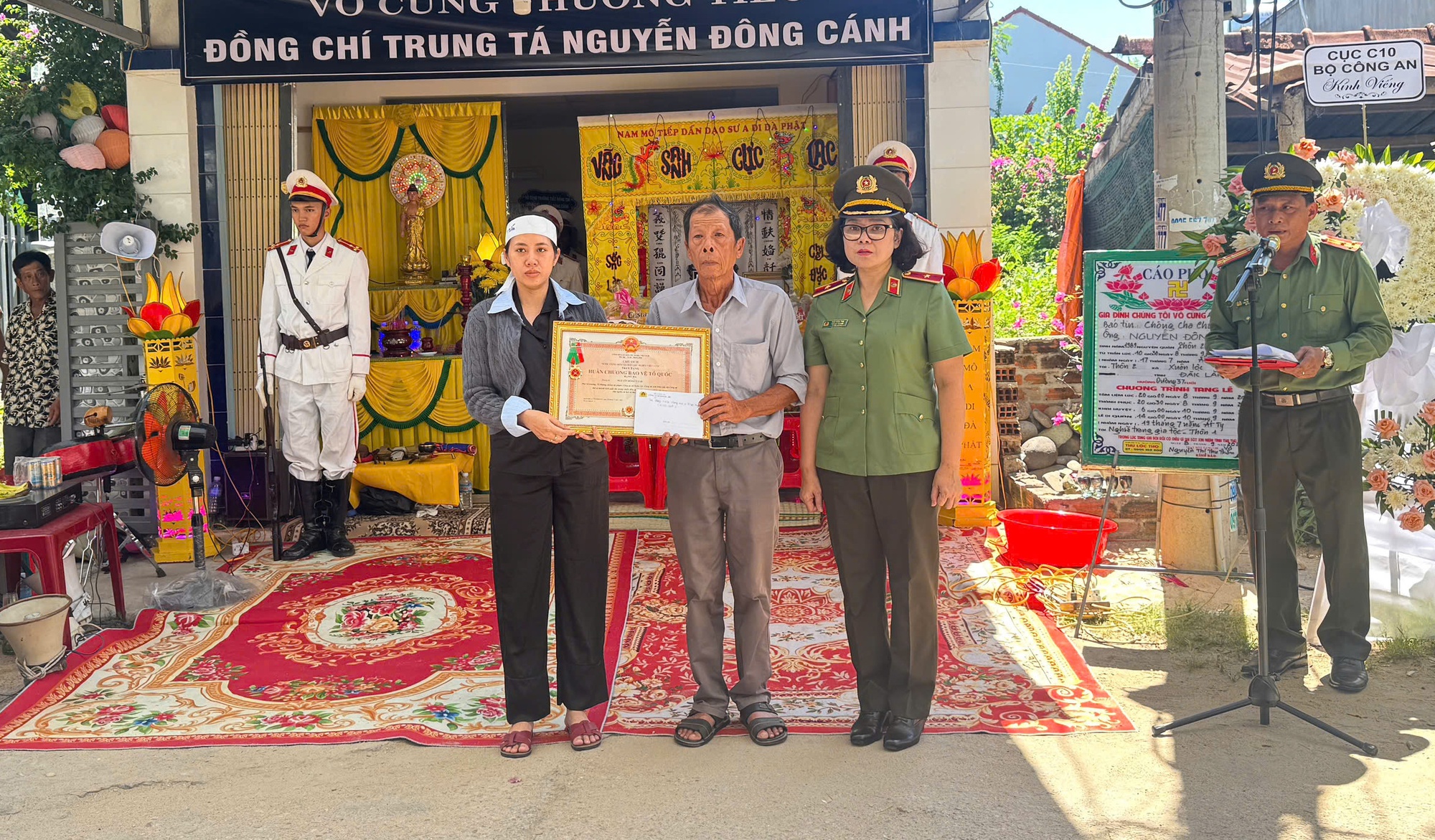 Truy tặng Huân chương Bảo vệ Tổ quốc cho trung tá Nguyễn Đông Cánh hy sinh ở Đắk Lắk- Ảnh 1. Truy tặng Huân chương Bảo vệ Tổ quốc cho trung tá Nguyễn Đông Cánh hy sinh ở Đắk Lắk- Ảnh 1.