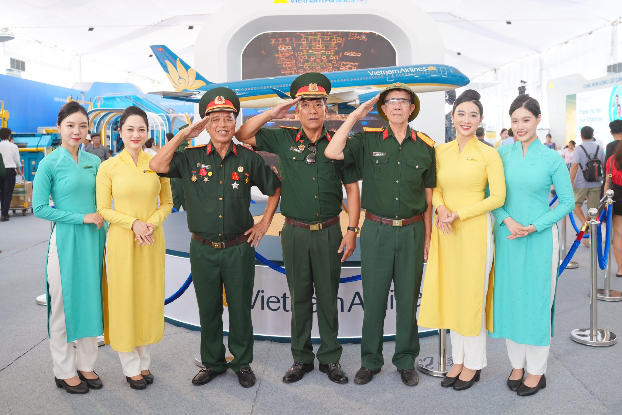 Triển lãm “Khát vọng bầu trời” vẫn hút khách sau 12 ngày mở cửa- Ảnh 49. Triển lãm “Khát vọng bầu trời” vẫn hút khách sau 12 ngày mở cửa- Ảnh 49.