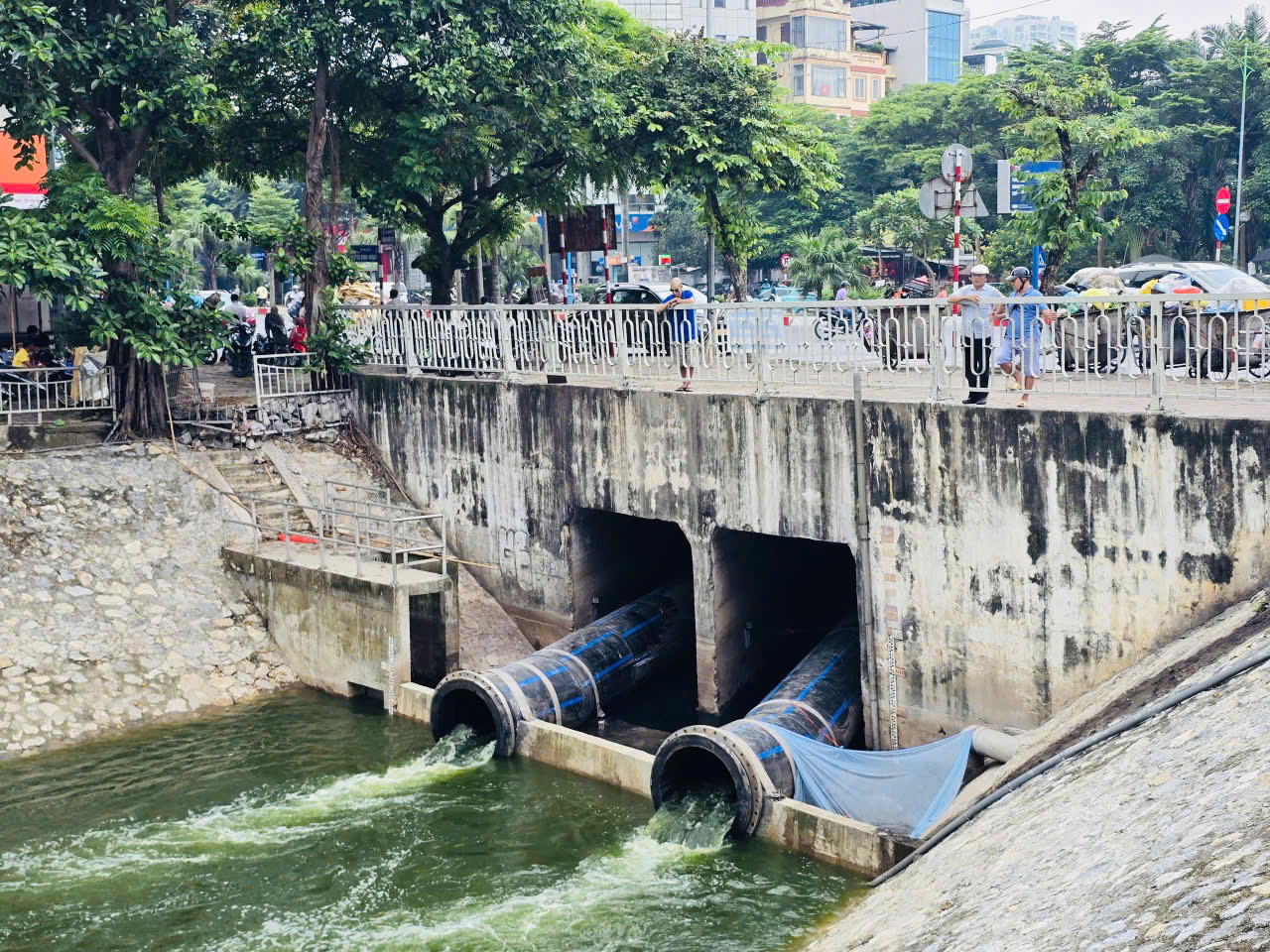 Người dân Thủ đô ngỡ ngàng khi thấy sông Tô Lịch đổi màu trong xanh- Ảnh 4. Người dân Thủ đô ngỡ ngàng khi thấy sông Tô Lịch đổi màu trong xanh- Ảnh 4.