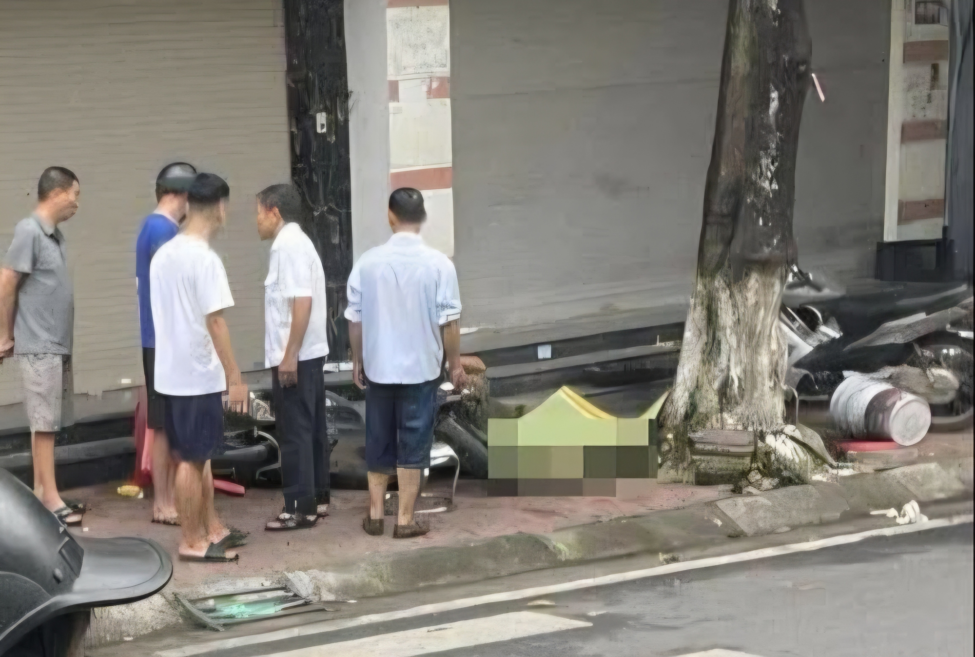 Lào Cai: Bé trai 7 tuổi tử vong thương tâm do vặn tay ga xe đang nổ máy- Ảnh 1. Lào Cai: Bé trai 7 tuổi tử vong thương tâm do vặn tay ga xe đang nổ máy- Ảnh 1.