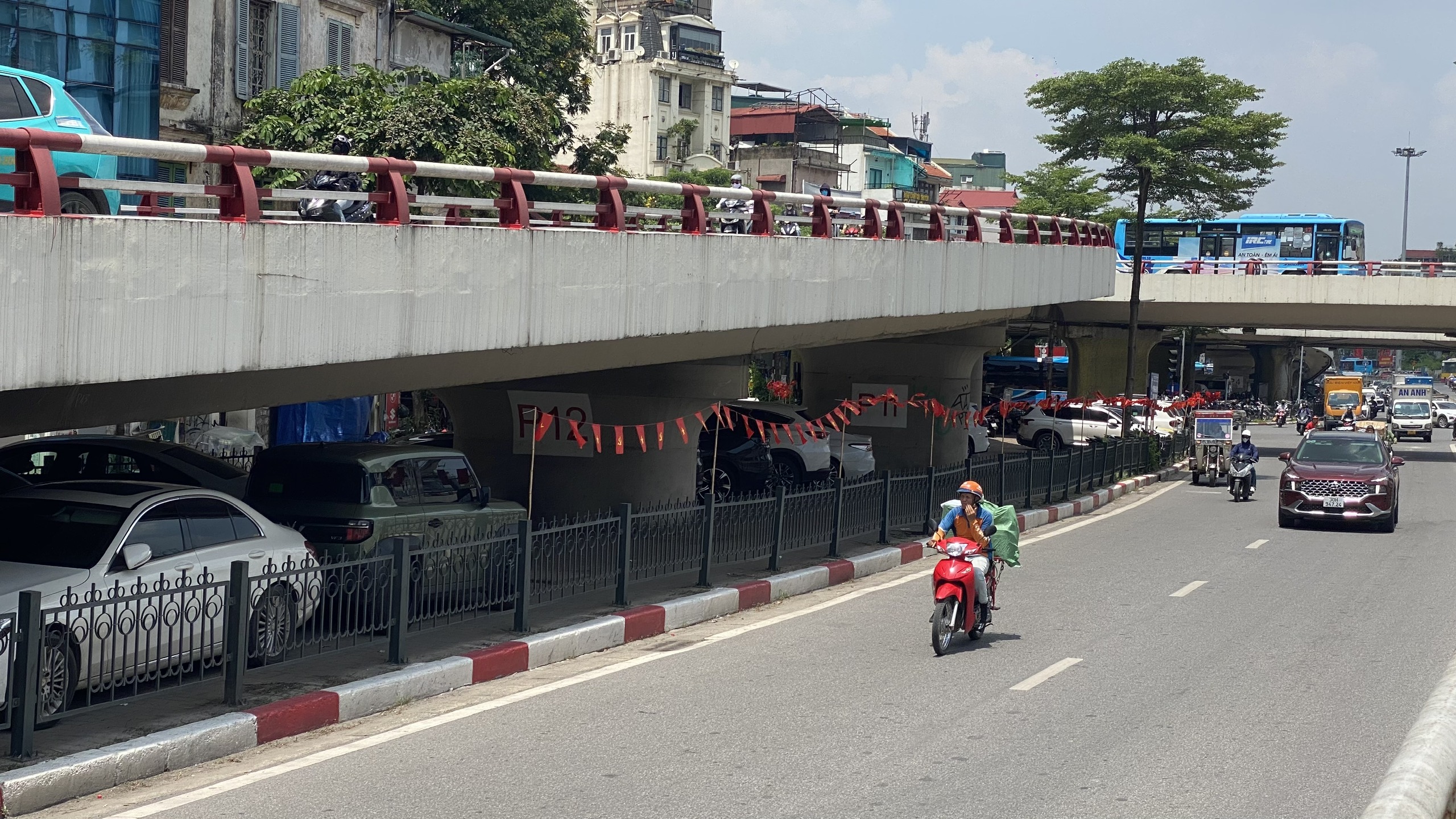 Sau vụ cháy dưới gầm cầu Vĩnh Tuy, 3/4 bãi xe bị "xóa sổ"- Ảnh 11. Sau vụ cháy dưới gầm cầu Vĩnh Tuy, 3/4 bãi xe bị "xóa sổ"- Ảnh 11.