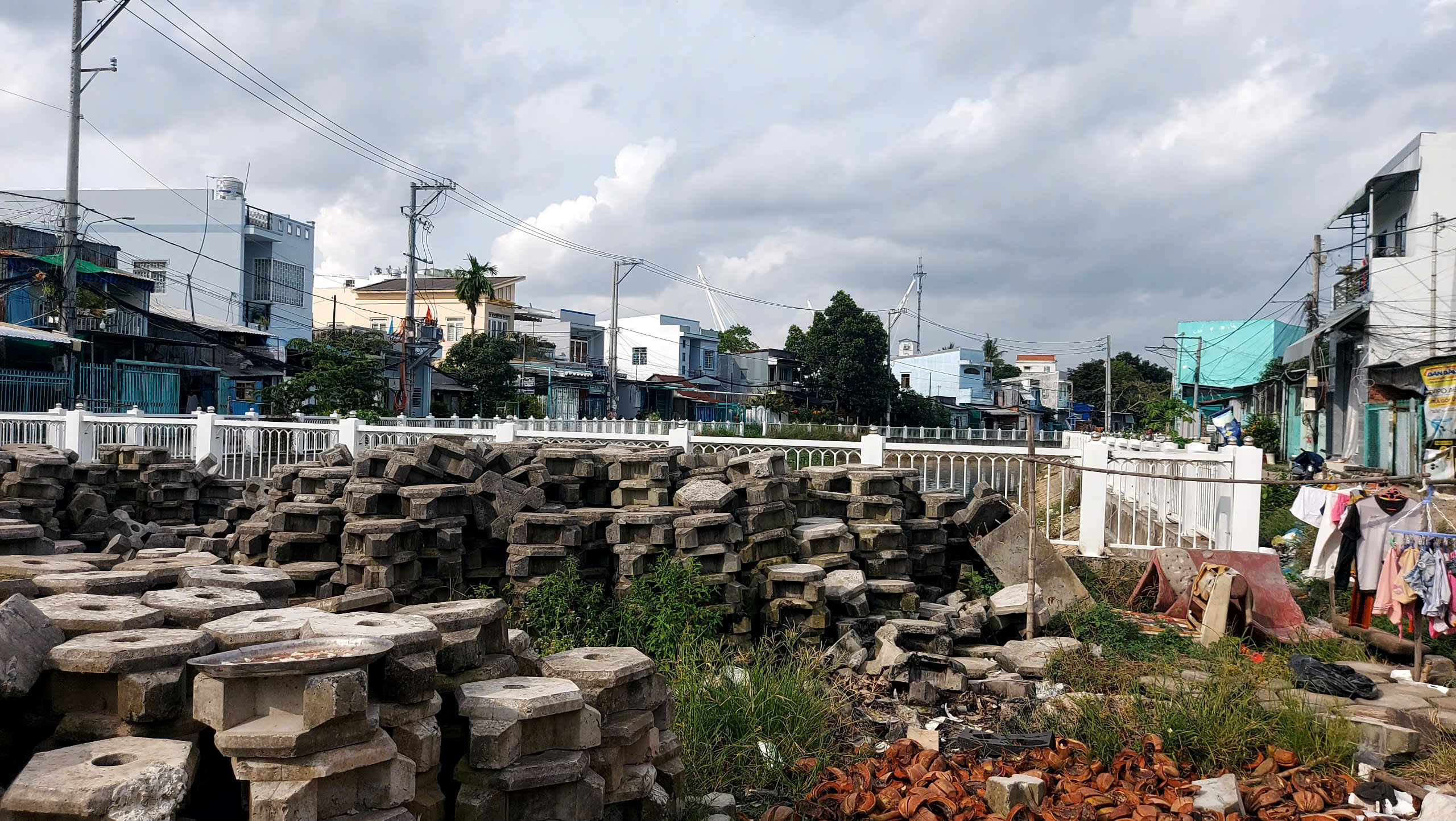 Người dân "mắc kẹt" giữa dự án cải tạo kênh rạch dang dở ở Long Xuyên- Ảnh 2. Người dân "mắc kẹt" giữa dự án cải tạo kênh rạch dang dở ở Long Xuyên- Ảnh 2.