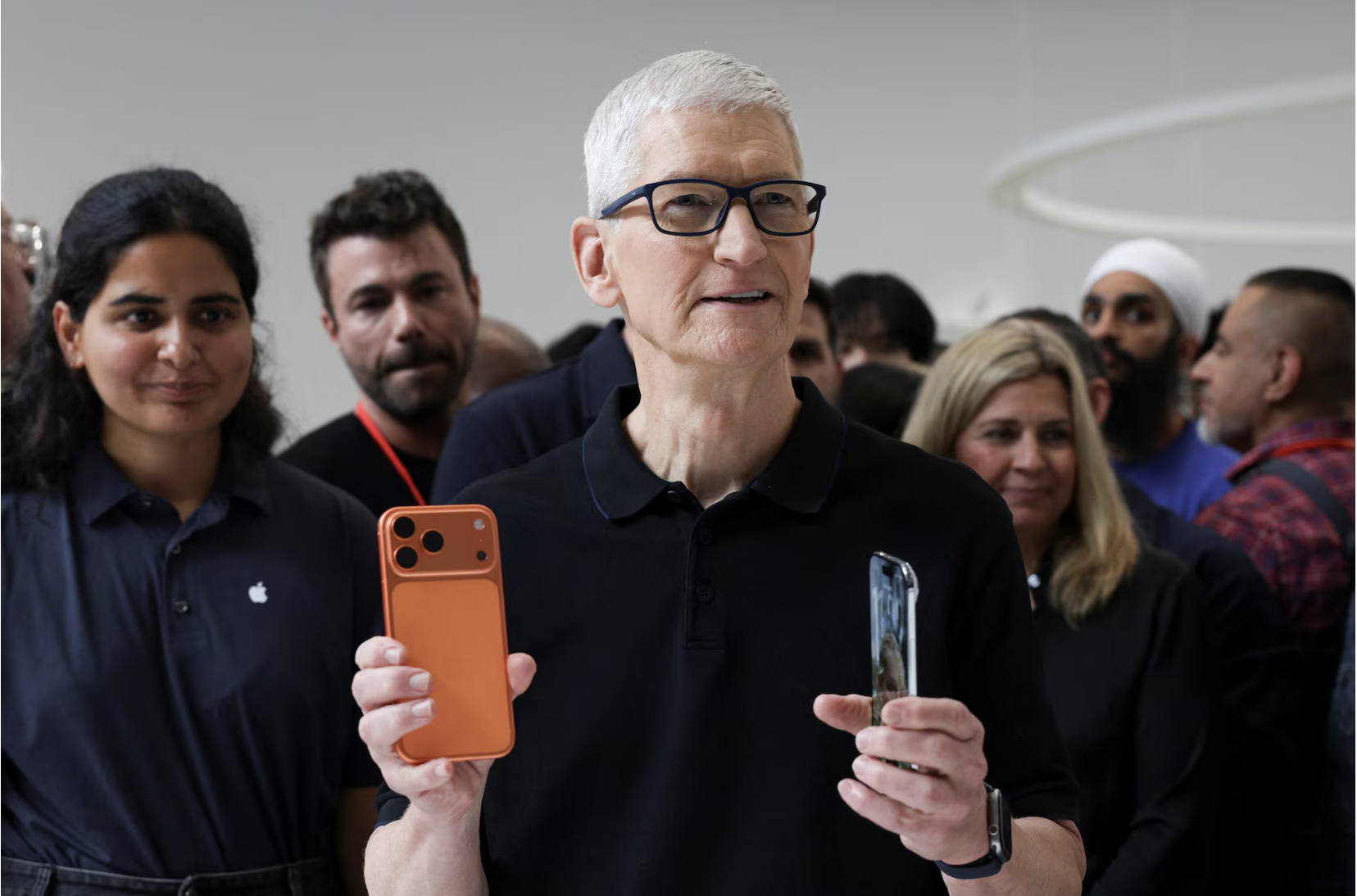 Apple giữ nguyên giá iPhone mới bất chấp mối đe dọa từ thuế quan- Ảnh 1.