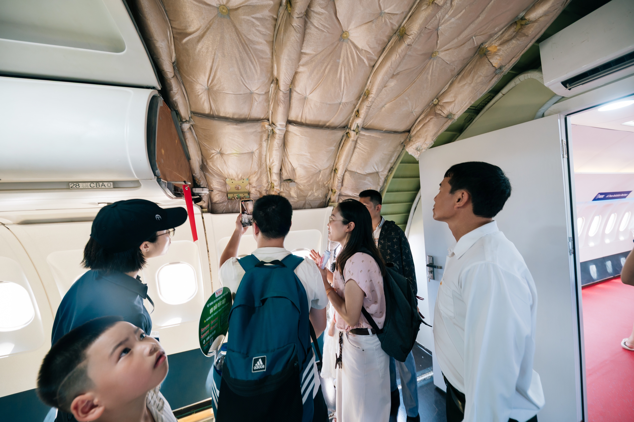 Triển lãm “Khát vọng bầu trời” vẫn hút khách sau 12 ngày mở cửa- Ảnh 24. Triển lãm “Khát vọng bầu trời” vẫn hút khách sau 12 ngày mở cửa- Ảnh 24.