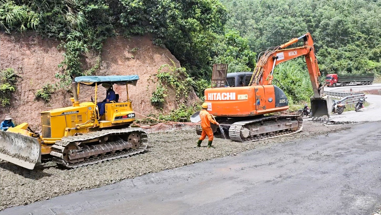 "Chạy nước rút" cải tạo 11 vị trí cong cua nguy hiểm trên QL15D lên cửa khẩu La Lay- Ảnh 2. "Chạy nước rút" cải tạo 11 vị trí cong cua nguy hiểm trên QL15D lên cửa khẩu La Lay- Ảnh 2.