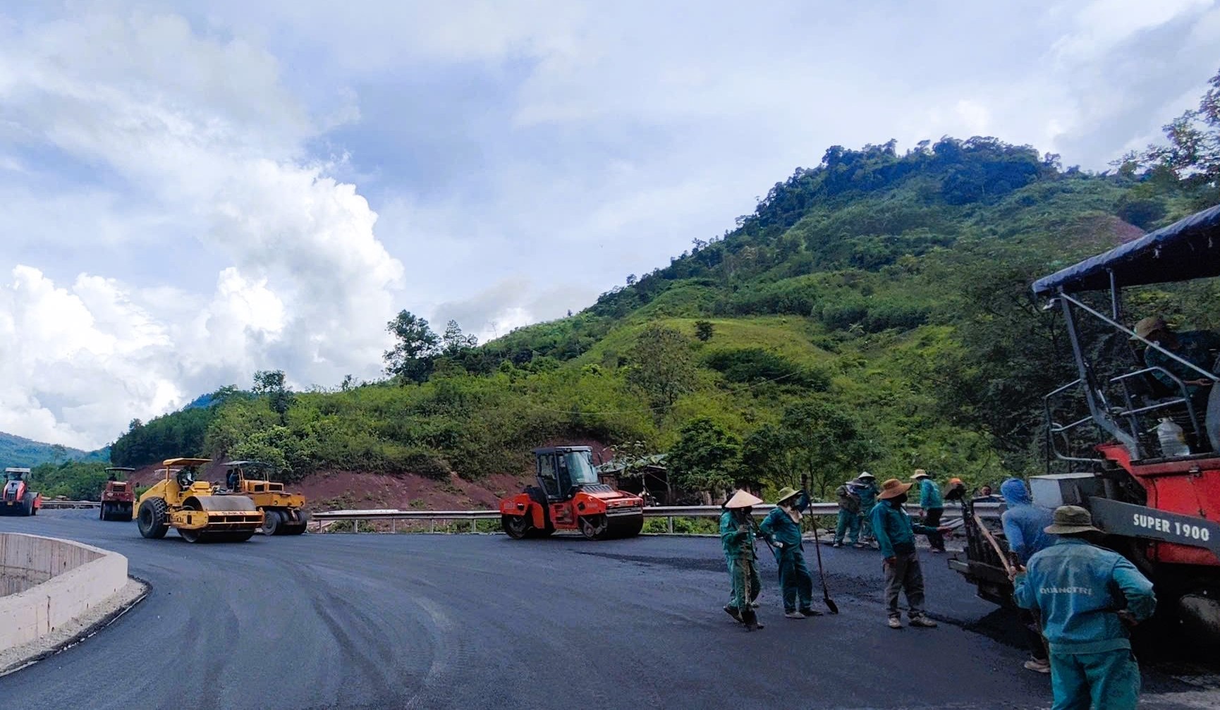 "Chạy nước rút" cải tạo 11 vị trí cong cua nguy hiểm trên QL15D lên cửa khẩu La Lay- Ảnh 3. "Chạy nước rút" cải tạo 11 vị trí cong cua nguy hiểm trên QL15D lên cửa khẩu La Lay- Ảnh 3.