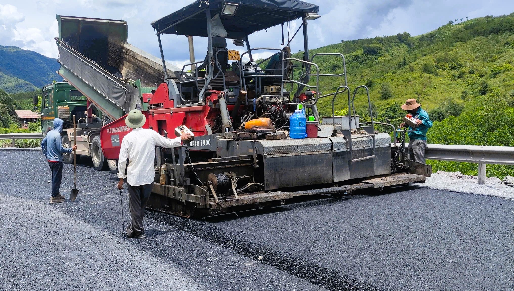 "Chạy nước rút" cải tạo 11 vị trí cong cua nguy hiểm trên QL15D lên cửa khẩu La Lay- Ảnh 8. "Chạy nước rút" cải tạo 11 vị trí cong cua nguy hiểm trên QL15D lên cửa khẩu La Lay- Ảnh 8.