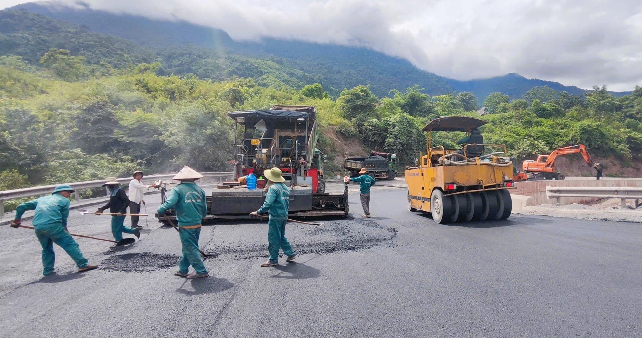 "Chạy nước rút" cải tạo 11 vị trí cong cua nguy hiểm trên QL15D lên cửa khẩu La Lay- Ảnh 9. "Chạy nước rút" cải tạo 11 vị trí cong cua nguy hiểm trên QL15D lên cửa khẩu La Lay- Ảnh 9.