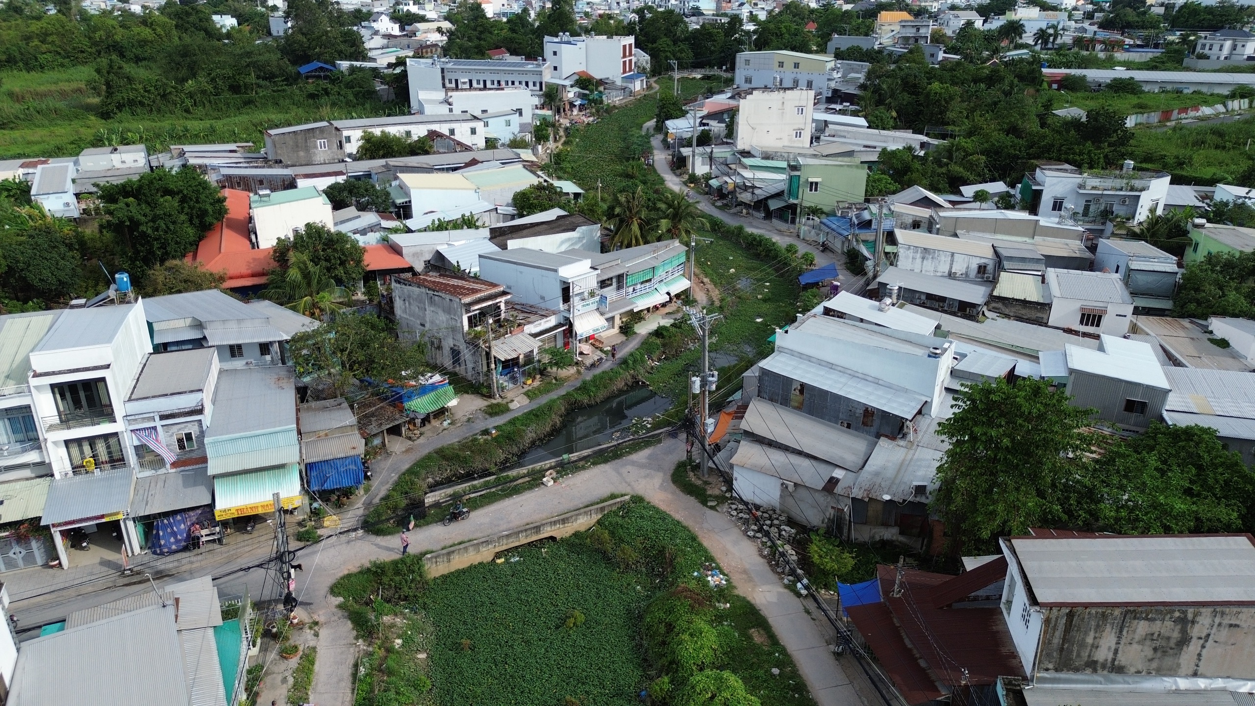 Người dân "mắc kẹt" giữa dự án cải tạo kênh rạch dang dở ở Long Xuyên- Ảnh 4. Người dân "mắc kẹt" giữa dự án cải tạo kênh rạch dang dở ở Long Xuyên- Ảnh 4.