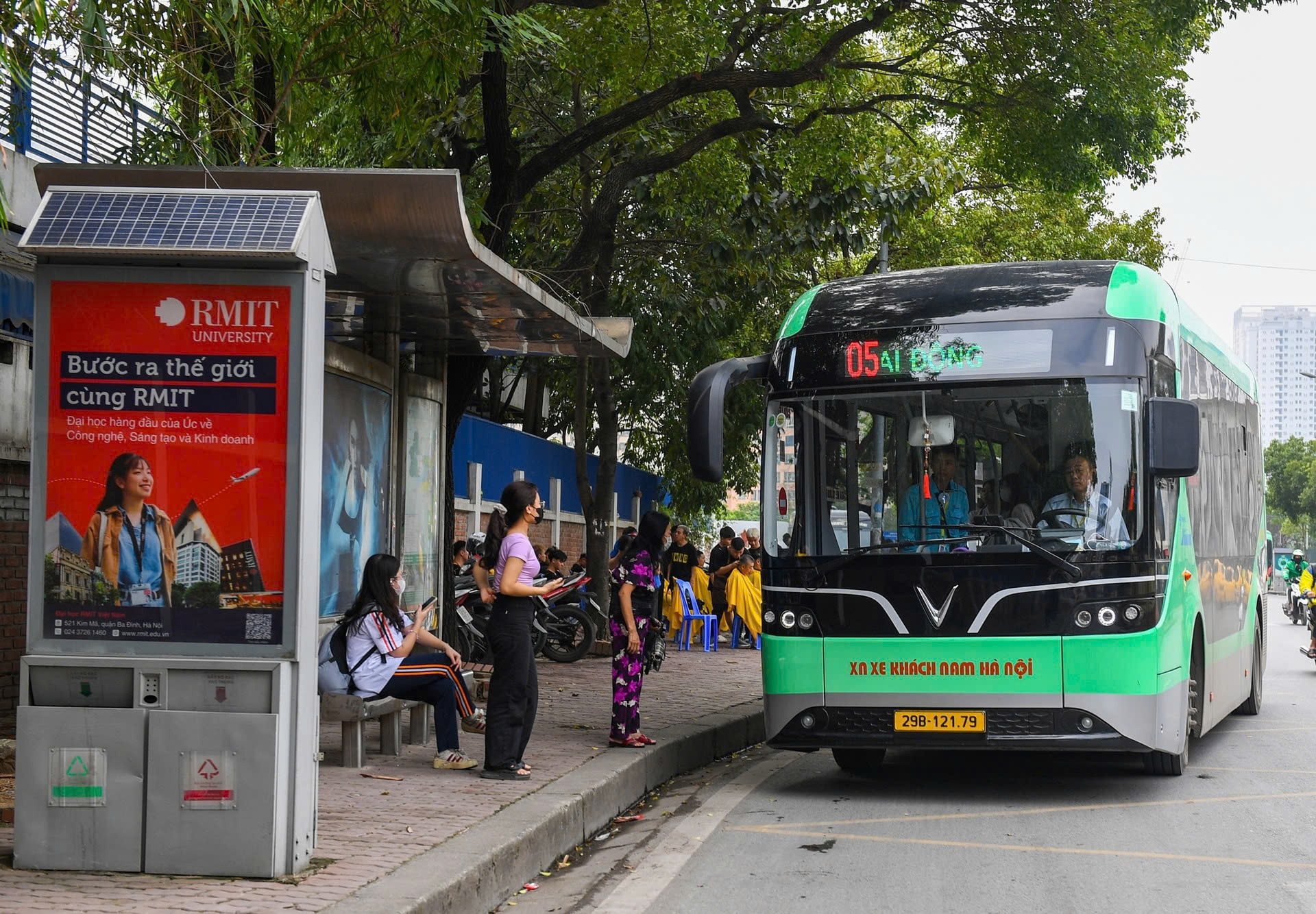 Xe buýt văn minh hơn mỗi ngày: An toàn, đúng giờ, thân thiện- Ảnh 1. Xe buýt văn minh hơn mỗi ngày: An toàn, đúng giờ, thân thiện- Ảnh 1.