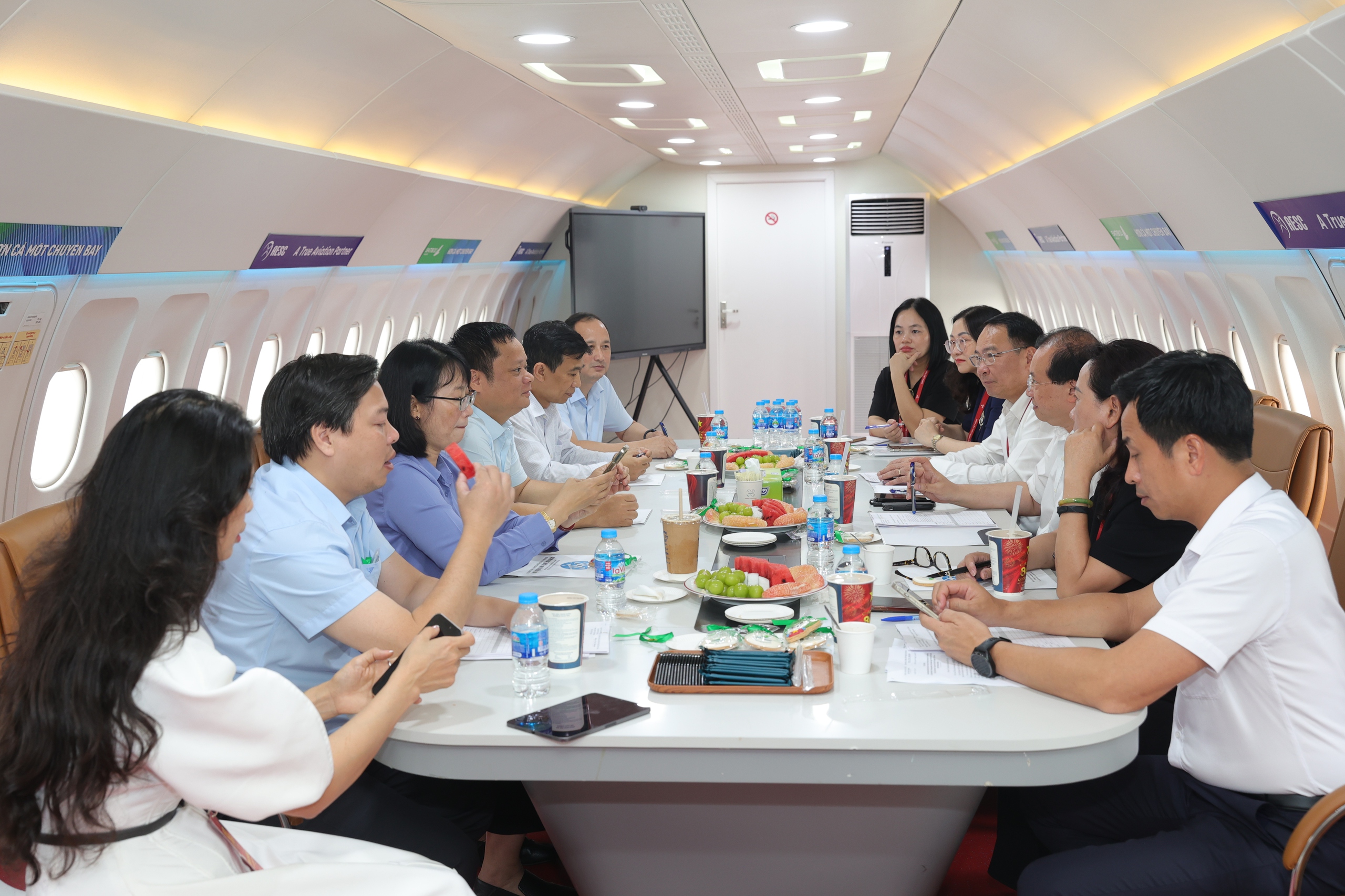 Triển lãm “Khát vọng bầu trời” vẫn hút khách sau 12 ngày mở cửa- Ảnh 2. Triển lãm “Khát vọng bầu trời” vẫn hút khách sau 12 ngày mở cửa- Ảnh 2.