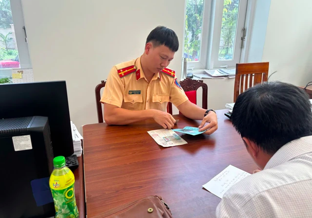 TP.HCM: Phạt hơn 20 triệu đồng tài xế ô tô bán tải độ xe, vượt đèn đỏ- Ảnh 1. TP.HCM: Phạt hơn 20 triệu đồng tài xế ô tô bán tải độ xe, vượt đèn đỏ- Ảnh 1.