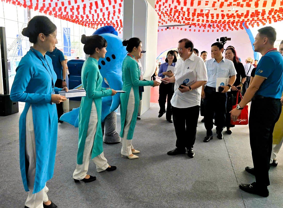 Triển lãm “Khát vọng bầu trời” vẫn hút khách sau 12 ngày mở cửa- Ảnh 7. Triển lãm “Khát vọng bầu trời” vẫn hút khách sau 12 ngày mở cửa- Ảnh 7.