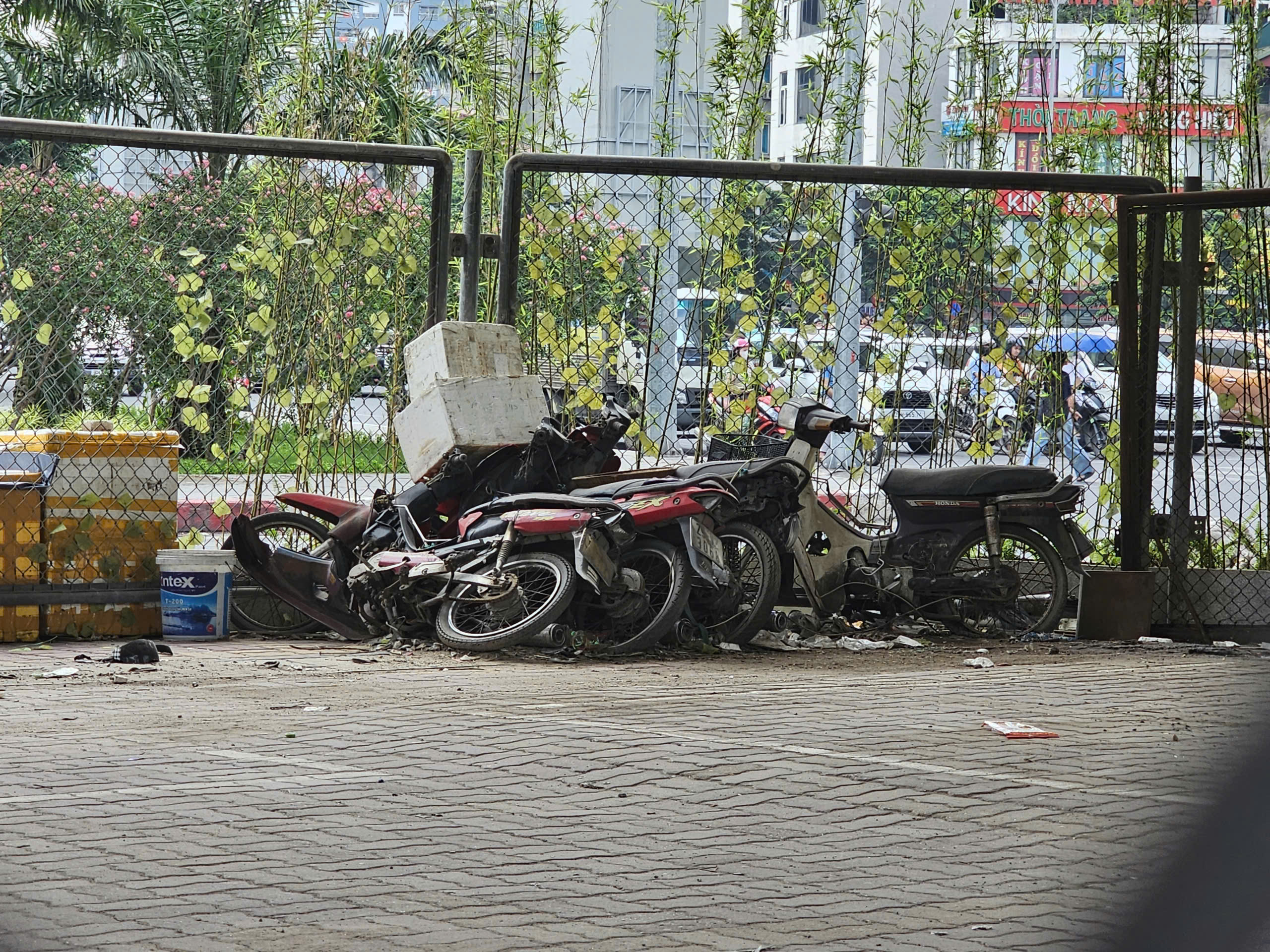 Sau vụ cháy dưới gầm cầu Vĩnh Tuy, 3/4 bãi xe bị "xóa sổ"- Ảnh 2. Sau vụ cháy dưới gầm cầu Vĩnh Tuy, 3/4 bãi xe bị "xóa sổ"- Ảnh 2.