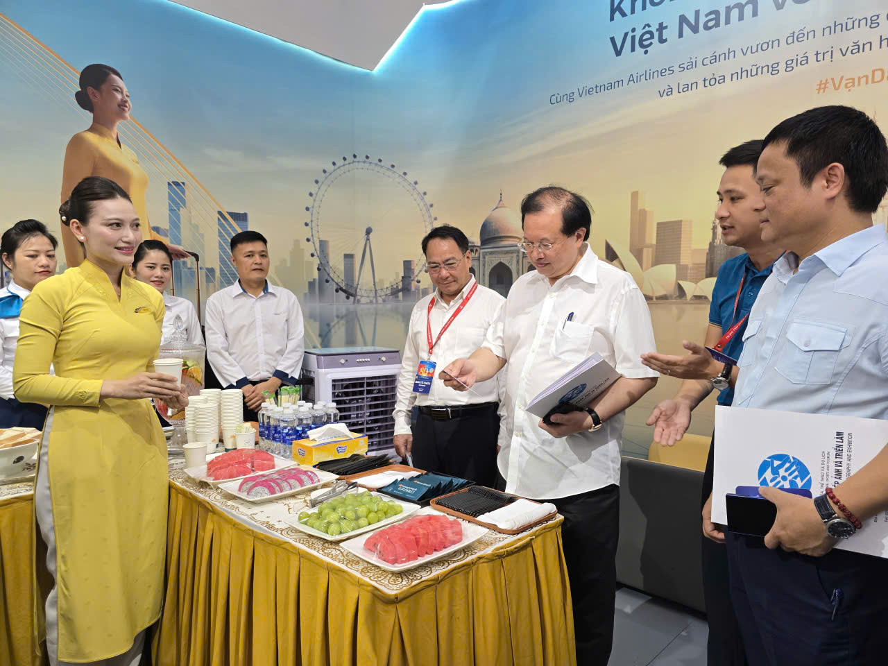 Triển lãm “Khát vọng bầu trời” vẫn hút khách sau 12 ngày mở cửa- Ảnh 12. Triển lãm “Khát vọng bầu trời” vẫn hút khách sau 12 ngày mở cửa- Ảnh 12.