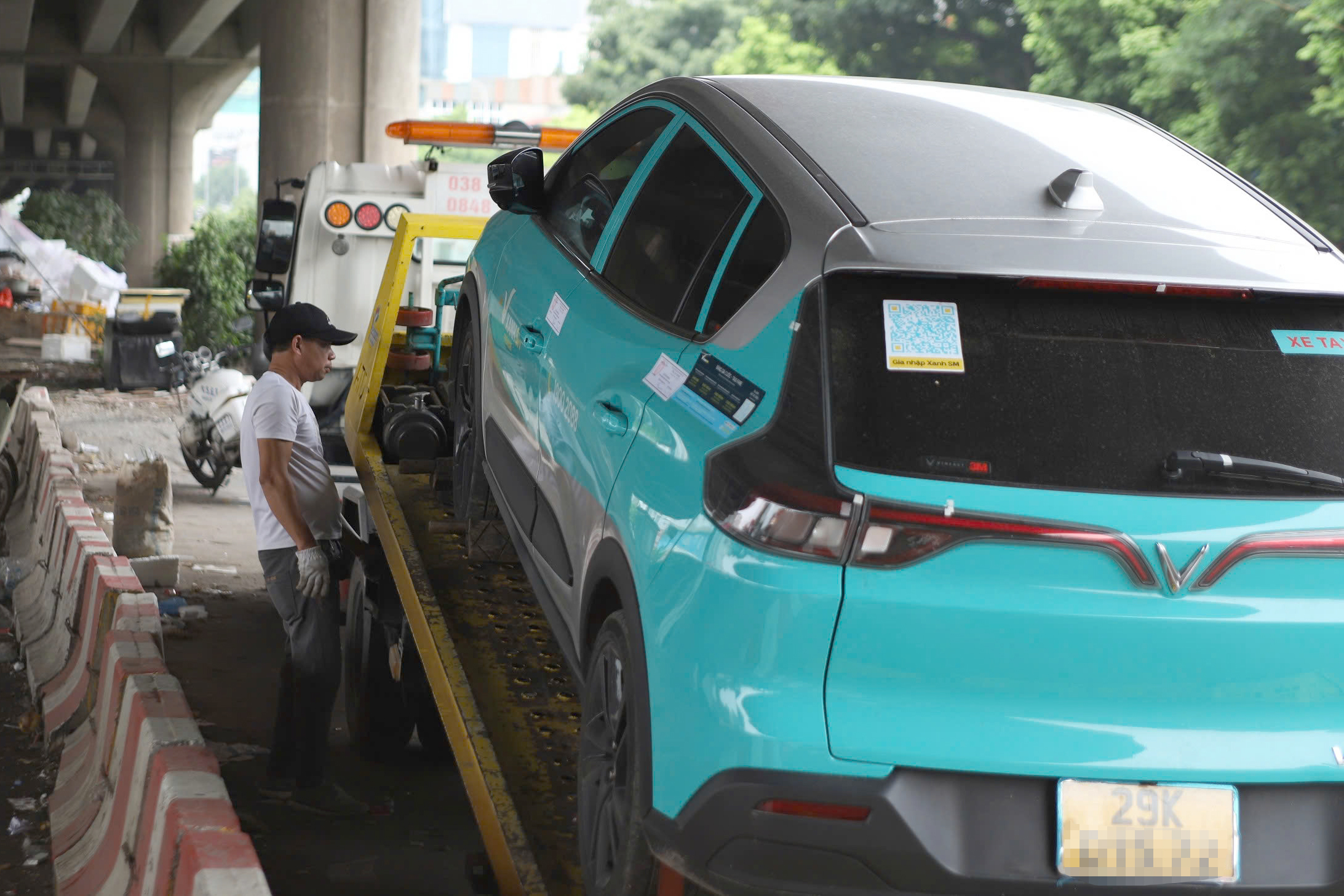 Xử lý loạt tài xế đỗ ô tô dưới gầm đường Vành đai 3 sau vụ cháy bãi xe chân cầu Vĩnh Tuy- Ảnh 3. Xử lý loạt tài xế đỗ ô tô dưới gầm đường Vành đai 3 sau vụ cháy bãi xe chân cầu Vĩnh Tuy- Ảnh 3.