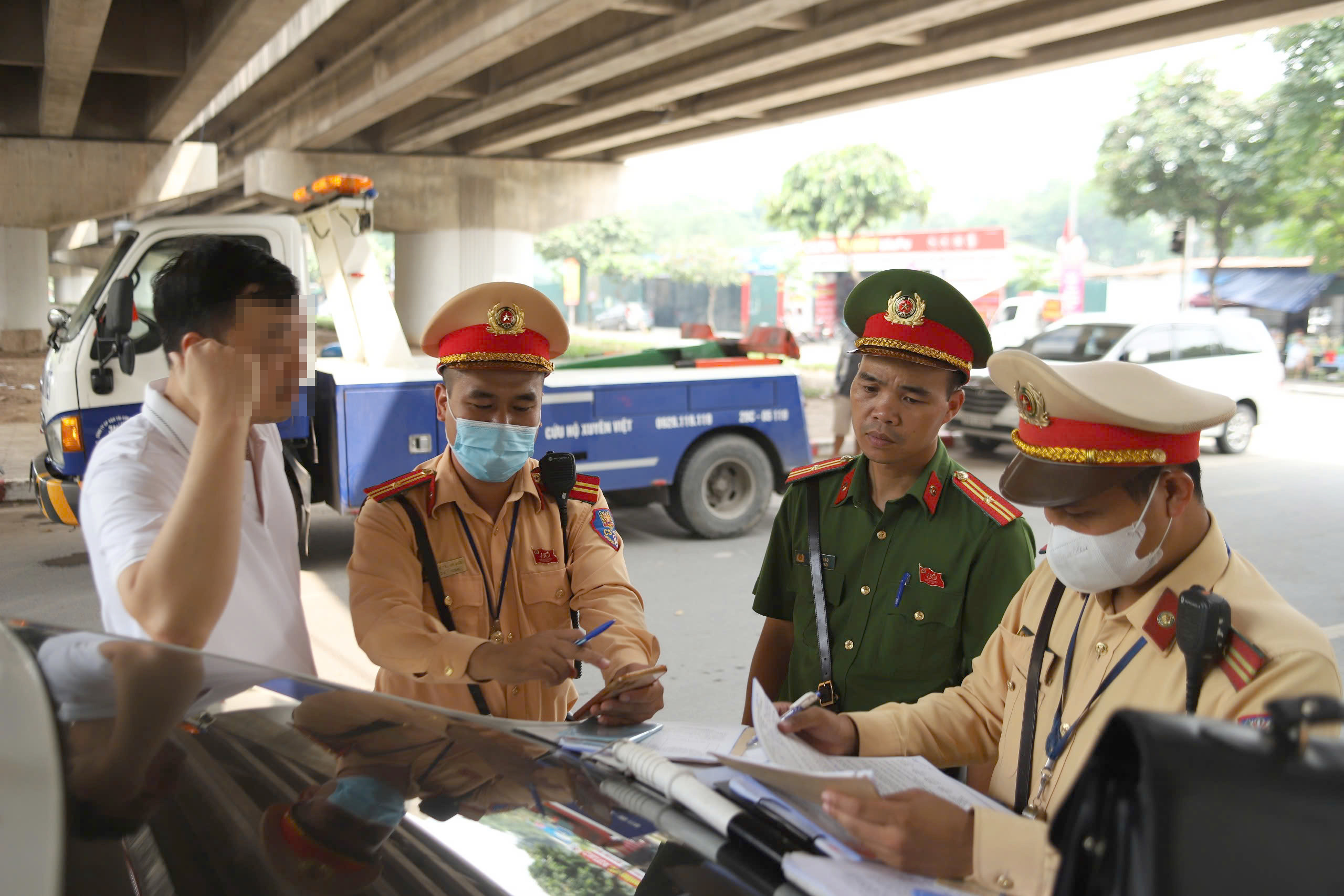 Xử lý loạt tài xế đỗ ô tô dưới gầm đường Vành đai 3 sau vụ cháy bãi xe chân cầu Vĩnh Tuy- Ảnh 4. Xử lý loạt tài xế đỗ ô tô dưới gầm đường Vành đai 3 sau vụ cháy bãi xe chân cầu Vĩnh Tuy- Ảnh 4.