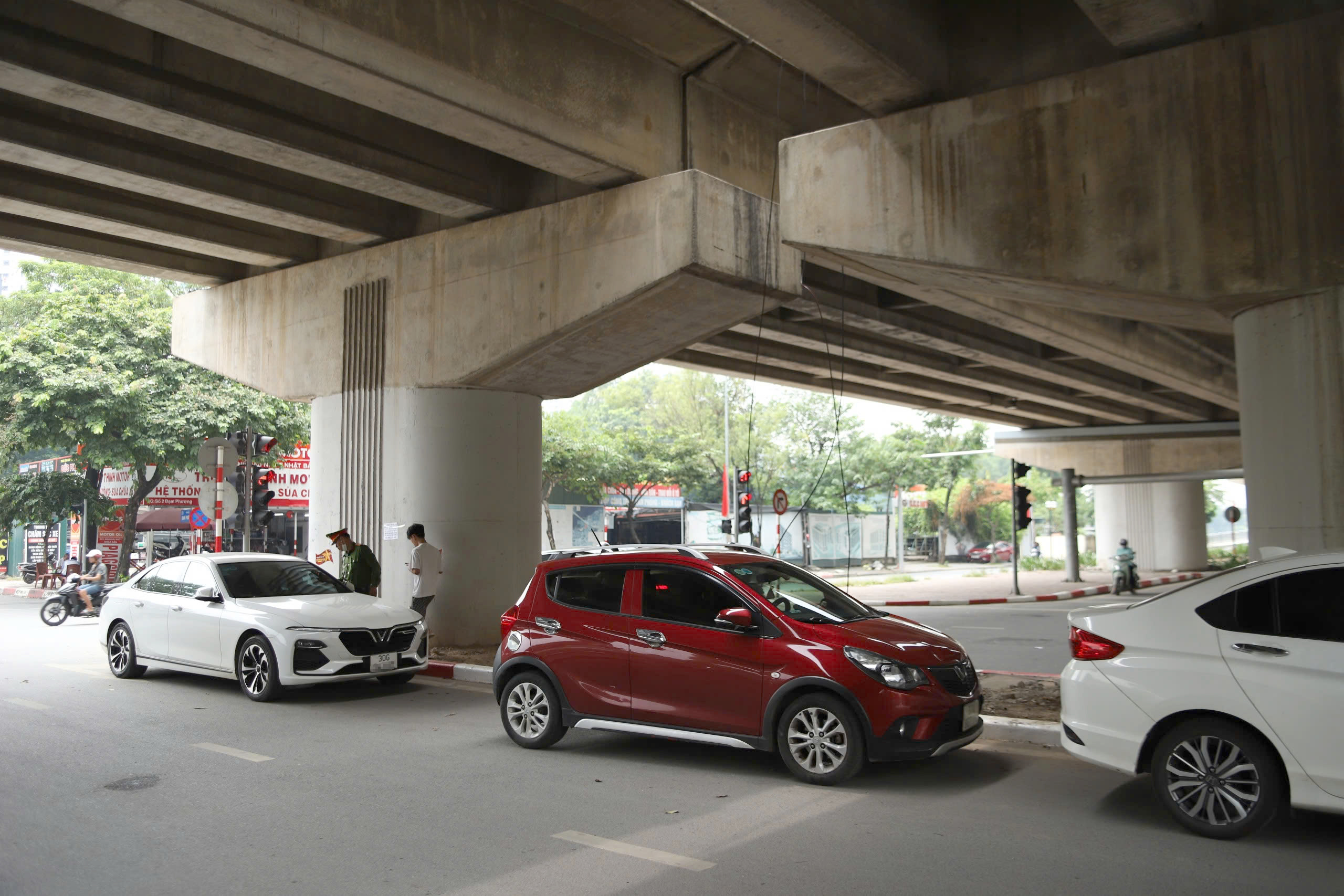 Xử lý loạt tài xế đỗ ô tô dưới gầm đường Vành đai 3 sau vụ cháy bãi xe chân cầu Vĩnh Tuy- Ảnh 1. Xử lý loạt tài xế đỗ ô tô dưới gầm đường Vành đai 3 sau vụ cháy bãi xe chân cầu Vĩnh Tuy- Ảnh 1.