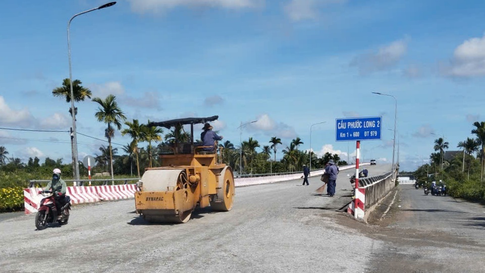 Cà Mau: Khẩn trương khắc phục hư hỏng đường đầu cầu Phước Long 2- Ảnh 1.