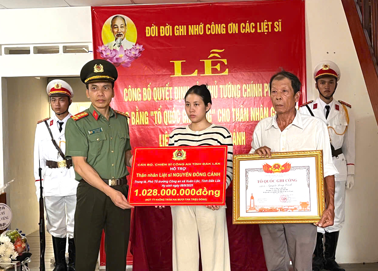 Trao Bằng Tổ quốc ghi công cho trung tá Nguyễn Đông Cánh hy sinh ở Đắk Lắk- Ảnh 1.