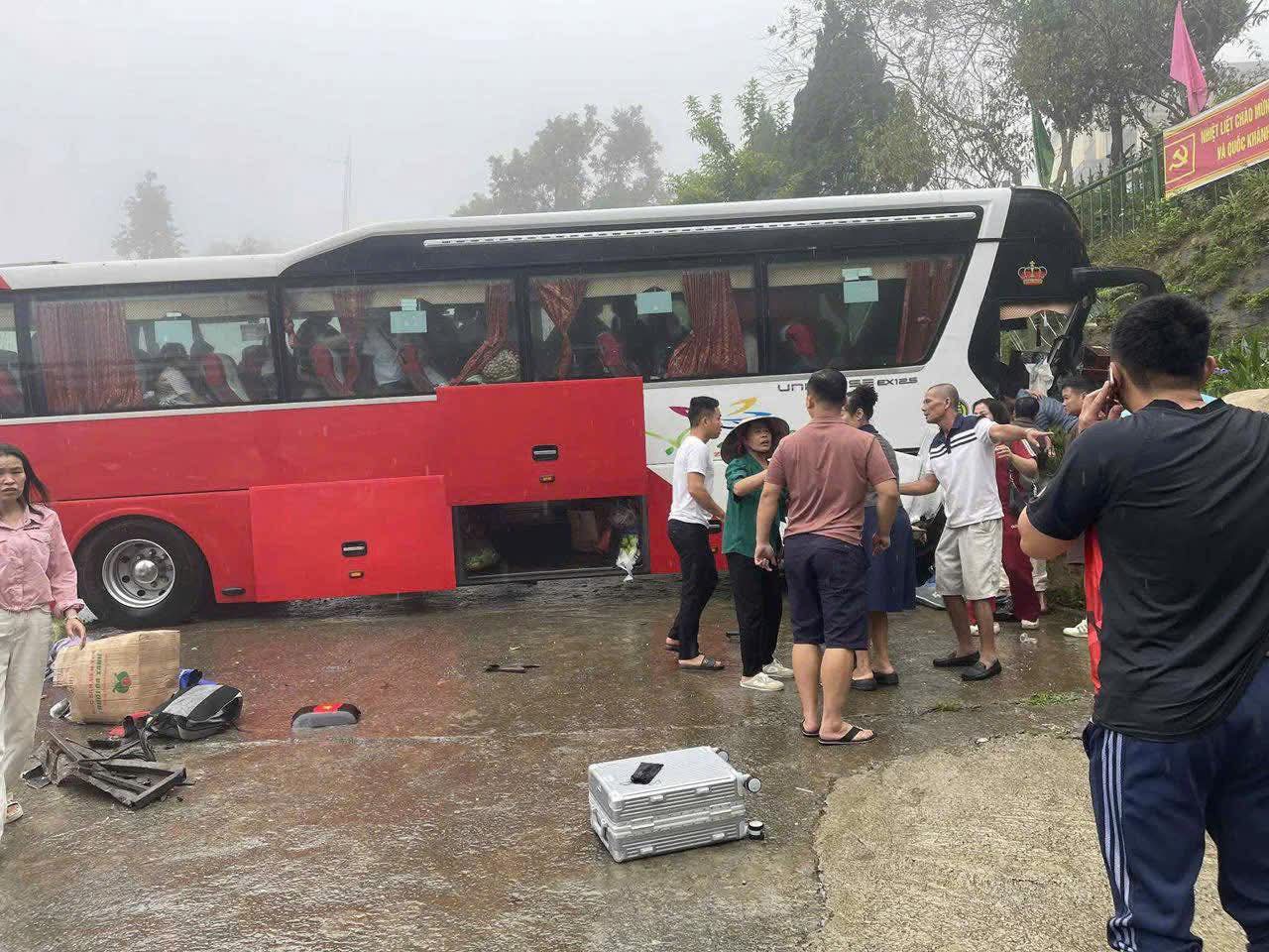 Xe khách chở 36 người mất phanh, lao vào ta luy khi vào cua trên quốc lộ 4D qua Lào Cai- Ảnh 1. Xe khách chở 36 người mất phanh, lao vào ta luy khi vào cua trên quốc lộ 4D qua Lào Cai- Ảnh 1.