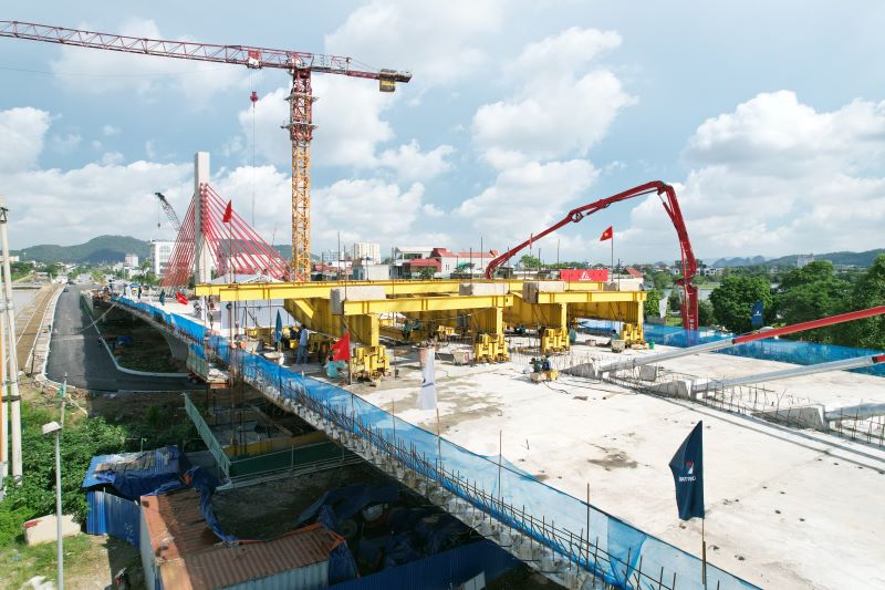 Thanh Hóa: Cầu vượt đường sắt Bắc - Nam tăng tốc về đích, thông xe đúng hẹn tháng 12- Ảnh 1. Thanh Hóa: Cầu vượt đường sắt Bắc - Nam tăng tốc về đích, thông xe đúng hẹn tháng 12- Ảnh 1.