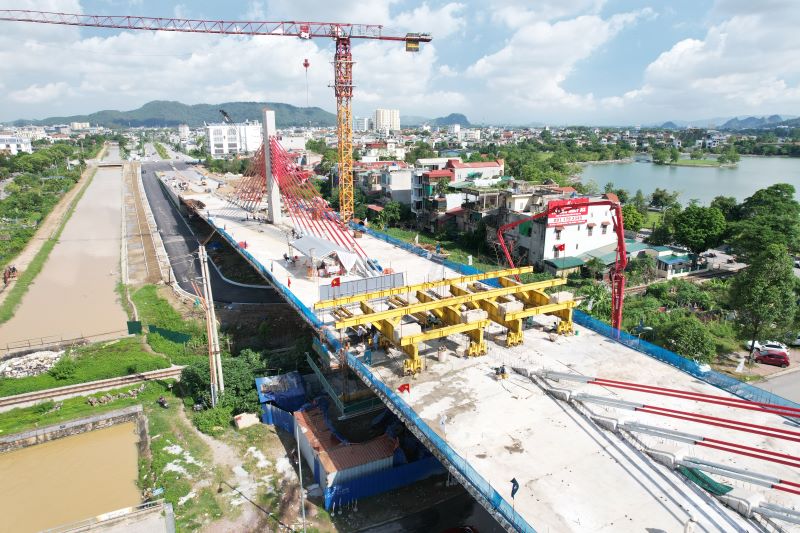 Thanh Hóa: Cầu vượt đường sắt Bắc - Nam tăng tốc về đích, thông xe đúng hẹn tháng 12- Ảnh 2. Thanh Hóa: Cầu vượt đường sắt Bắc - Nam tăng tốc về đích, thông xe đúng hẹn tháng 12- Ảnh 2.